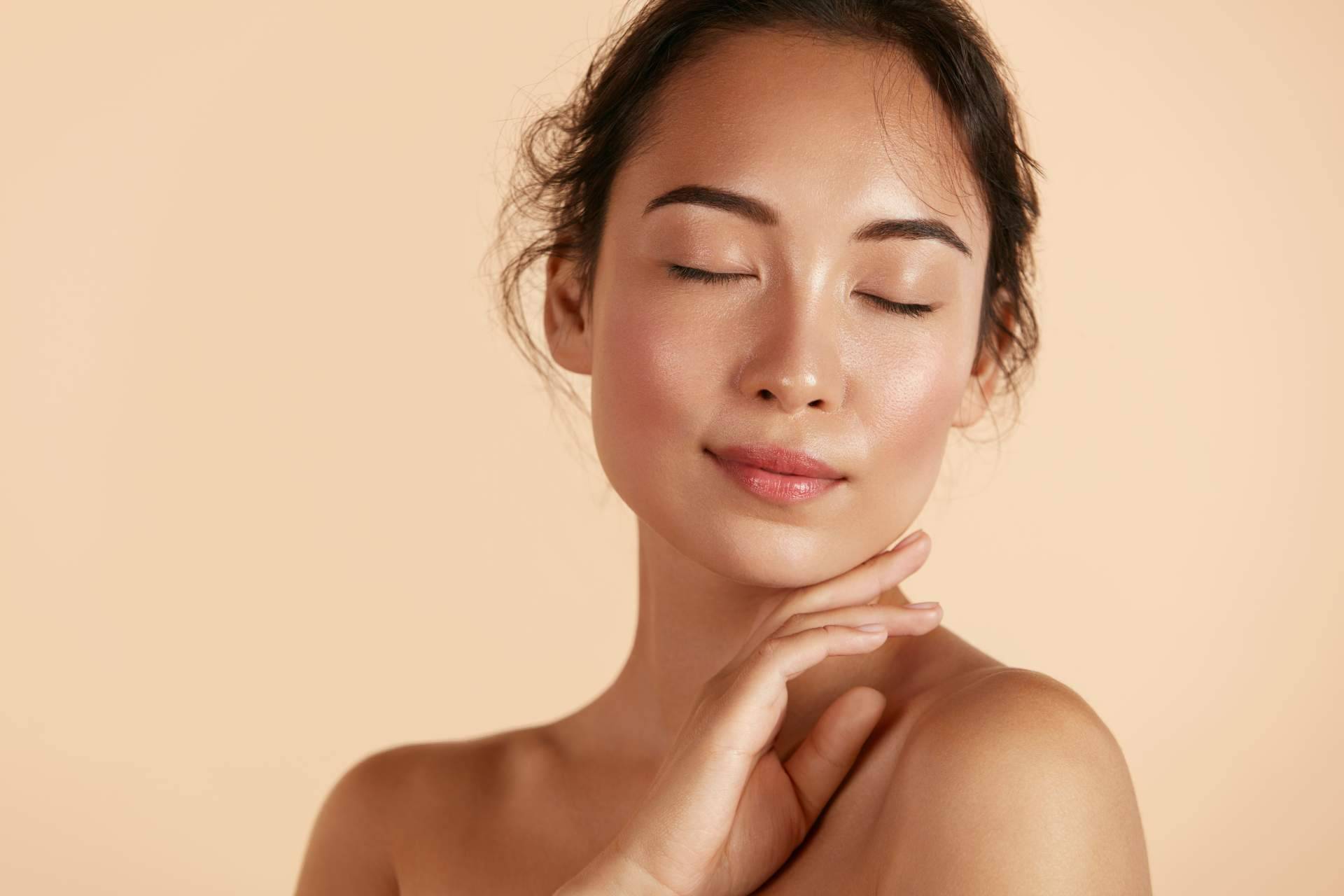 Los beneficios de la crema/sérum que ofrece Esbeltia para una piel radiante