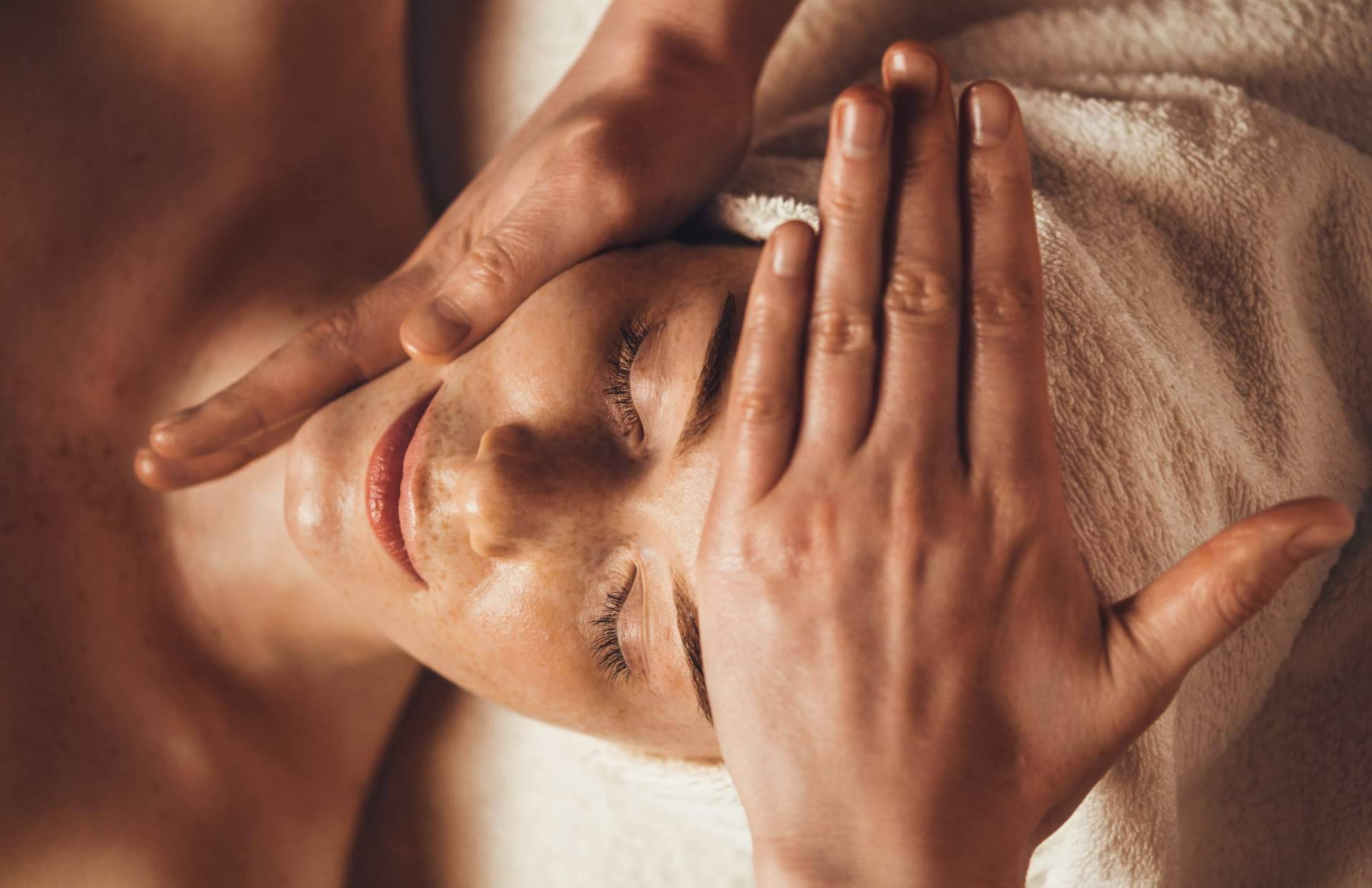 Cuidado facial inteligente y tratamiento de la piel con Aquapure