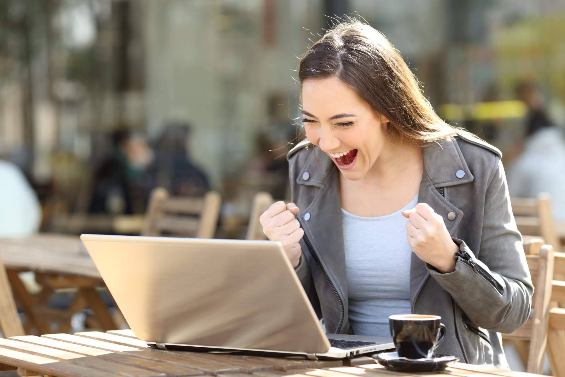 Academia Digesit sobre cómo pueden los usuarios ganar dinero en YouTube