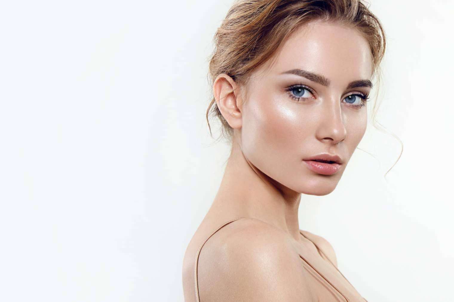 Alluring Clinic lleva a cabo rellenos faciales con ácido hialurónico que aportan resultados naturales