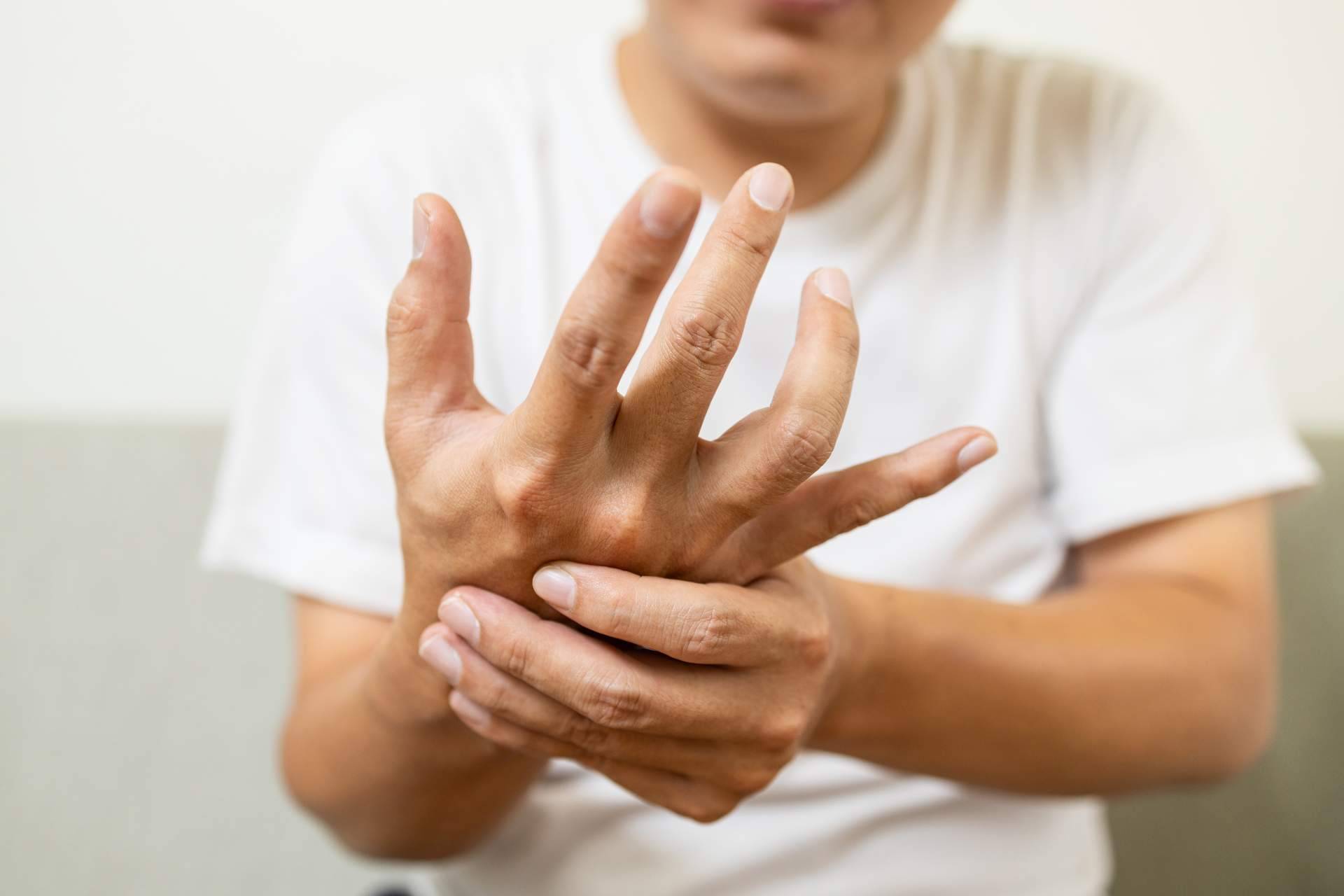 ¿Cómo reconocer los primeros síntomas en la enfermedad de Parkinson?
