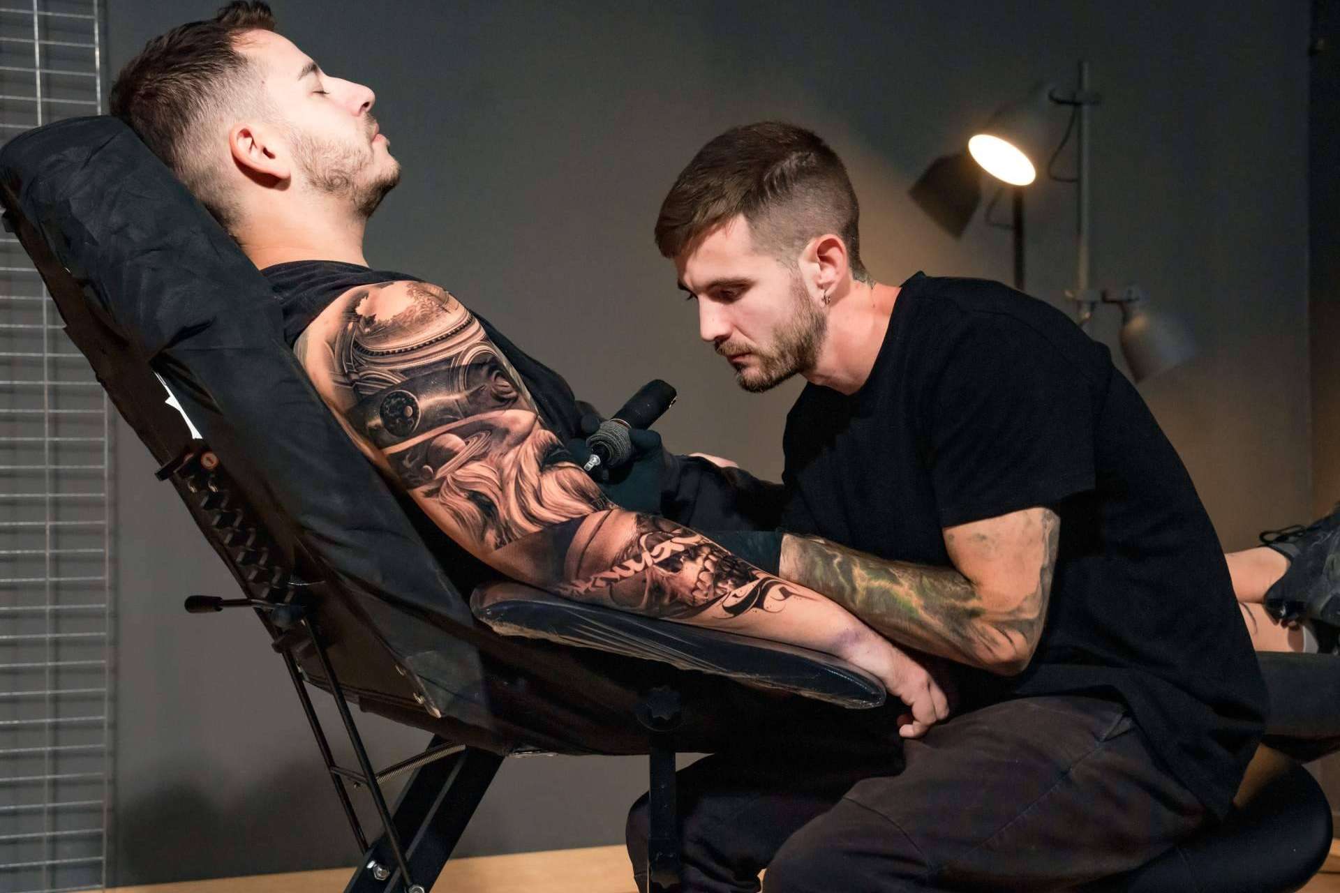 Habbility y sus clases de realismo tatuajes brazo entero hombre sin causar daños en la piel