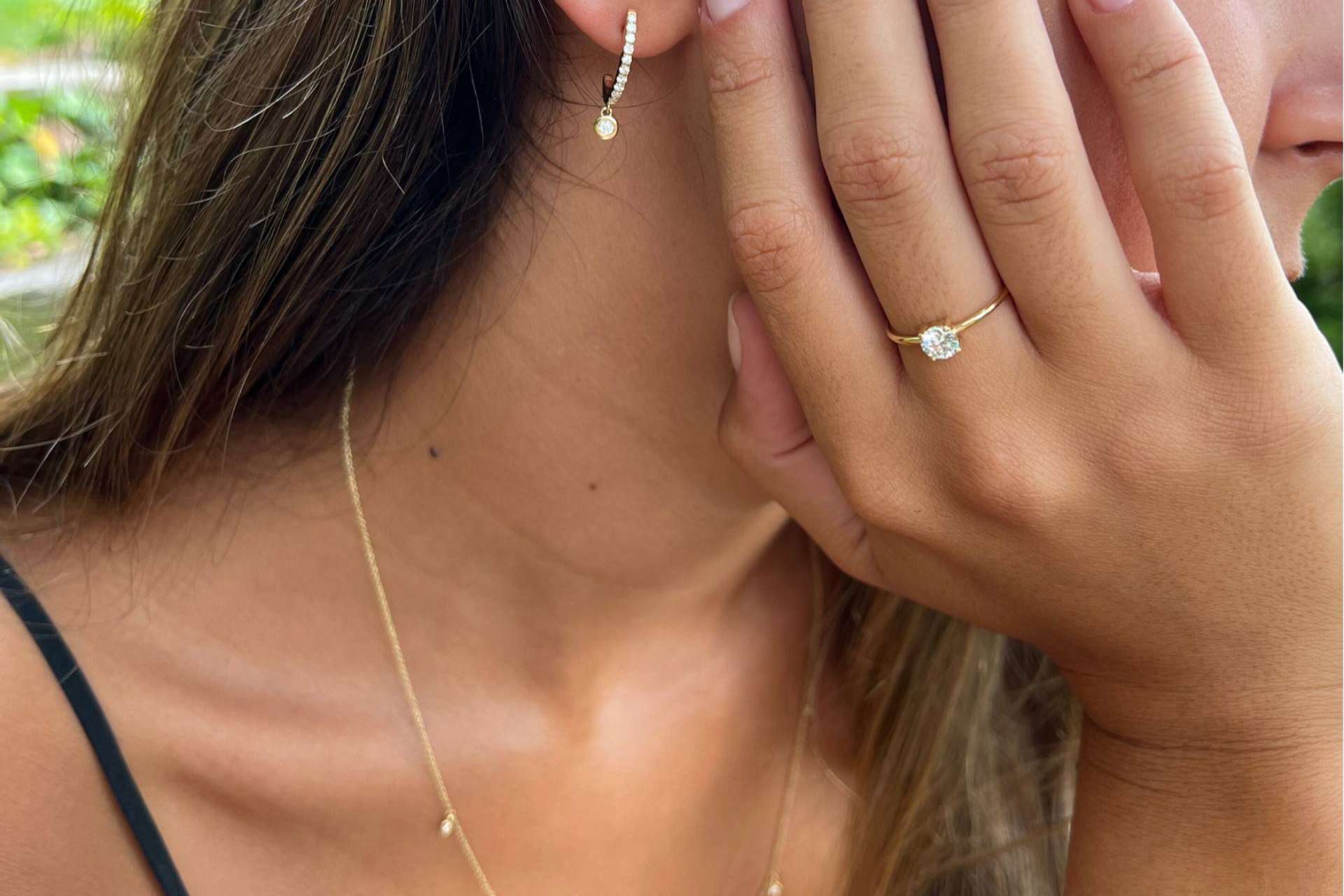 Las joyas básicas realzan la piel bronceada después del verano