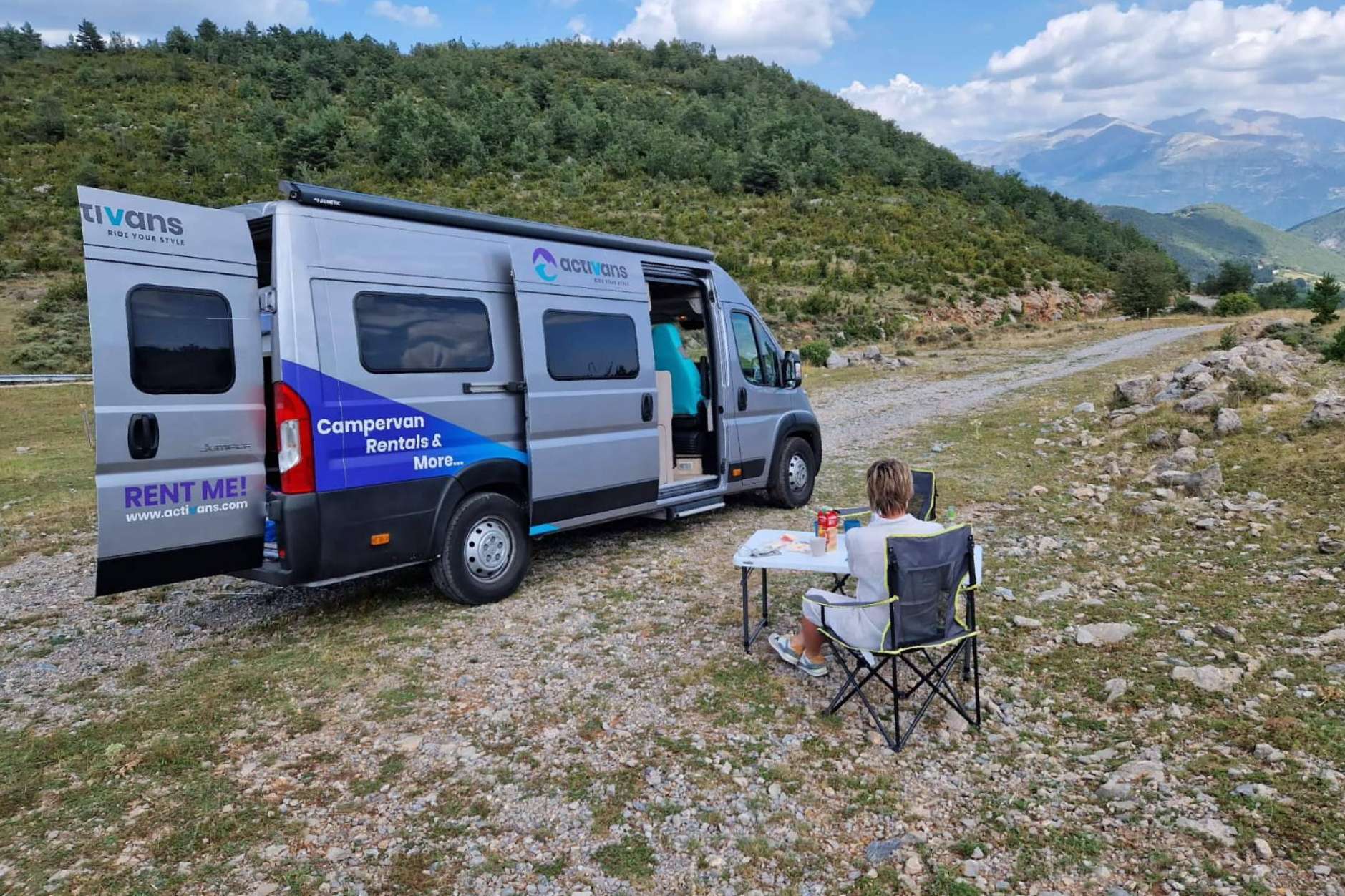 Explorar experiencias de viaje en familia únicas con el alquiler de autocaravanas de Activans en Girona