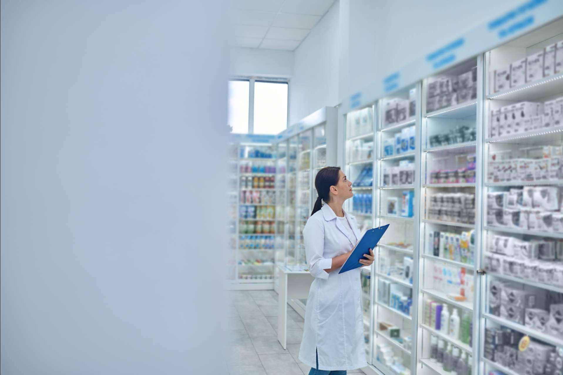 ¿Qué aspectos legales se deben tener en cuenta en la compraventa de farmacias? Urbagesa Farmacias lo explica