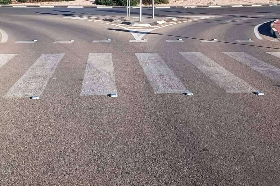 Incrementar la visibilidad nocturna en la carretera con los captafaros solares LED de Abadecom