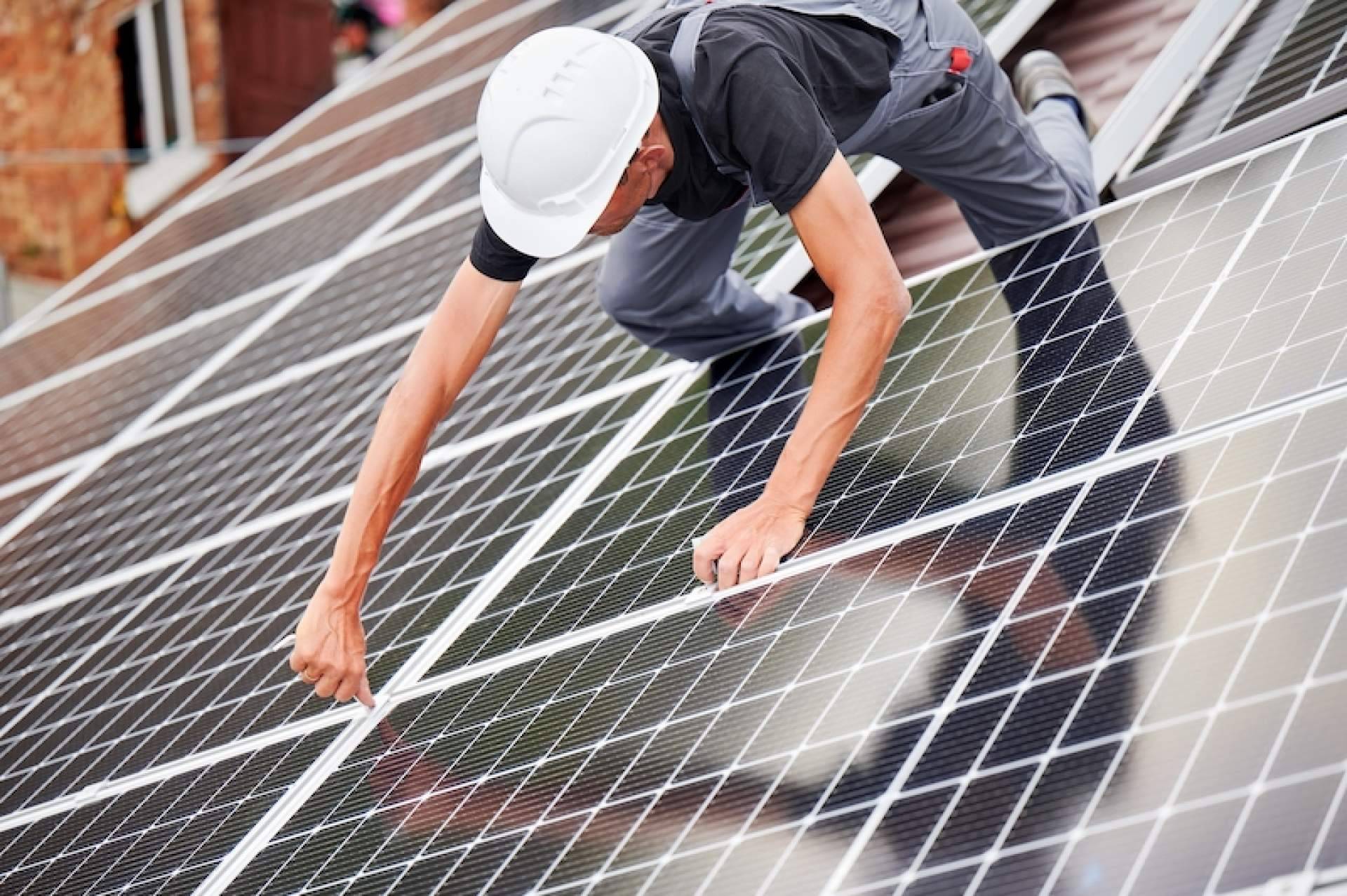 La inclusión de energía fotovoltaica en comunidades de vecinos de la mano de Envoltia