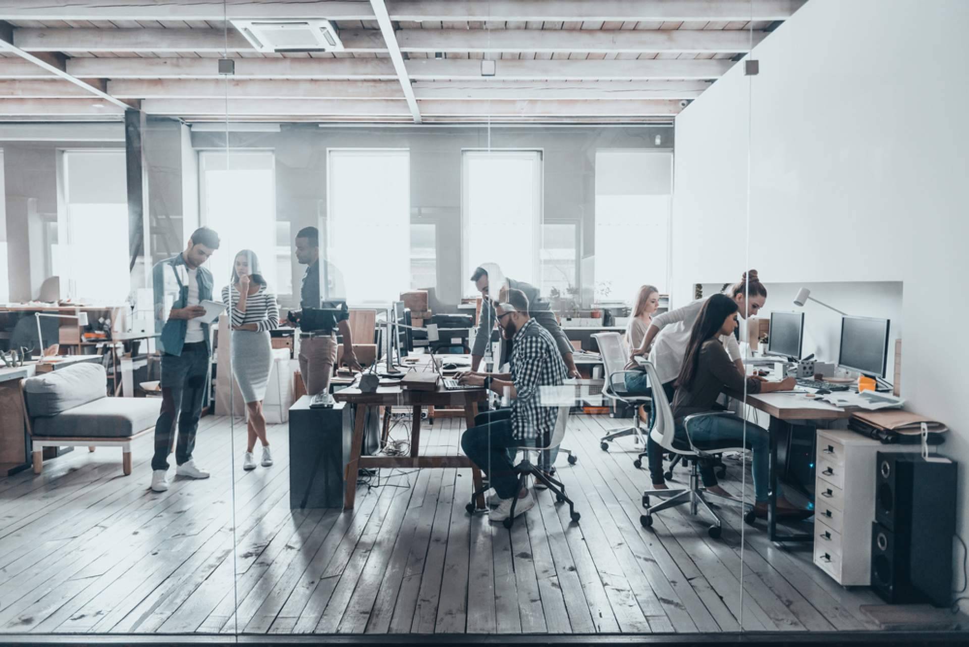 ¿Cuáles son los beneficios del hot desking?, con Hybo