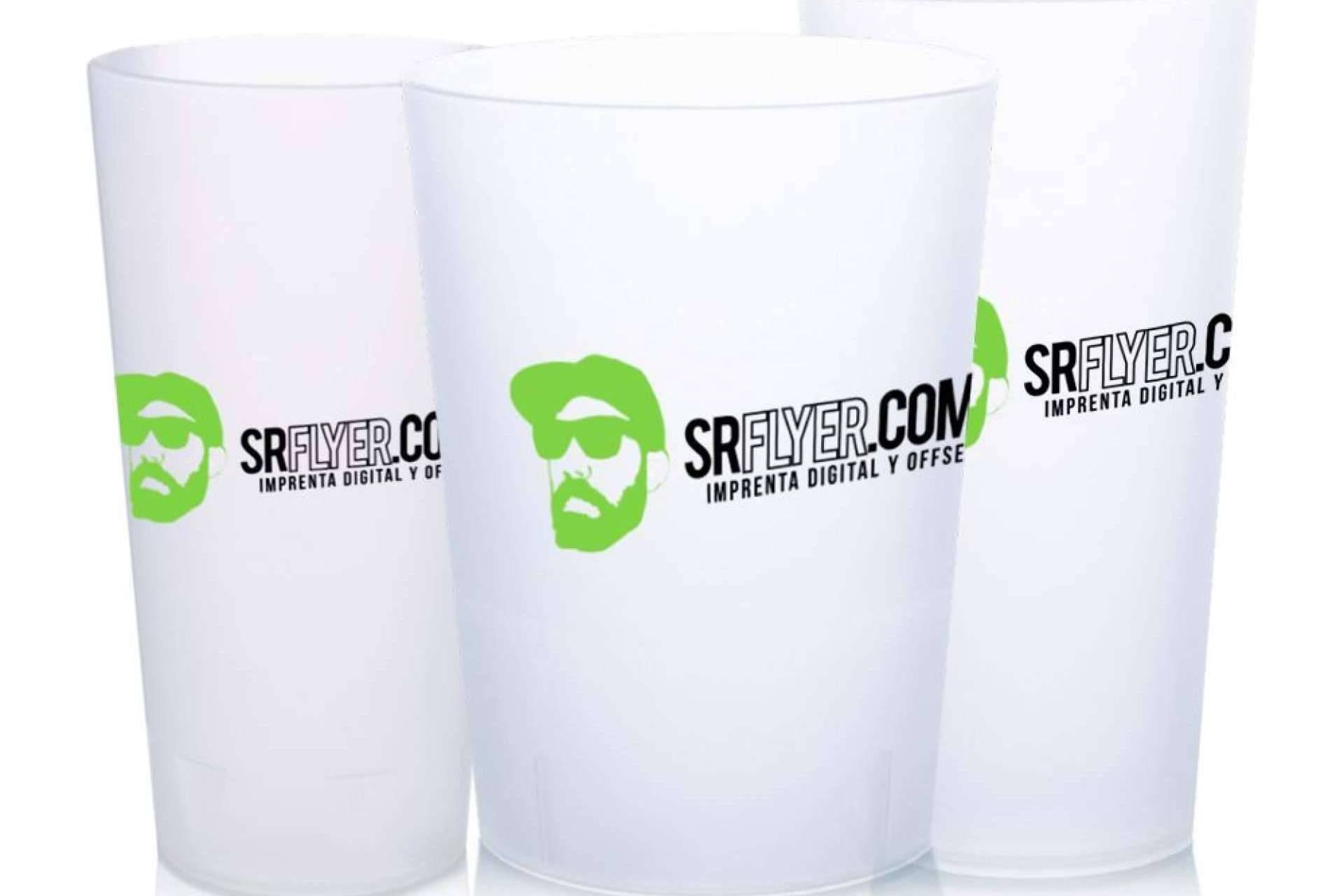 Adquirir vasos de plástico personalizados y reutilizables de la mano de SrFlyer