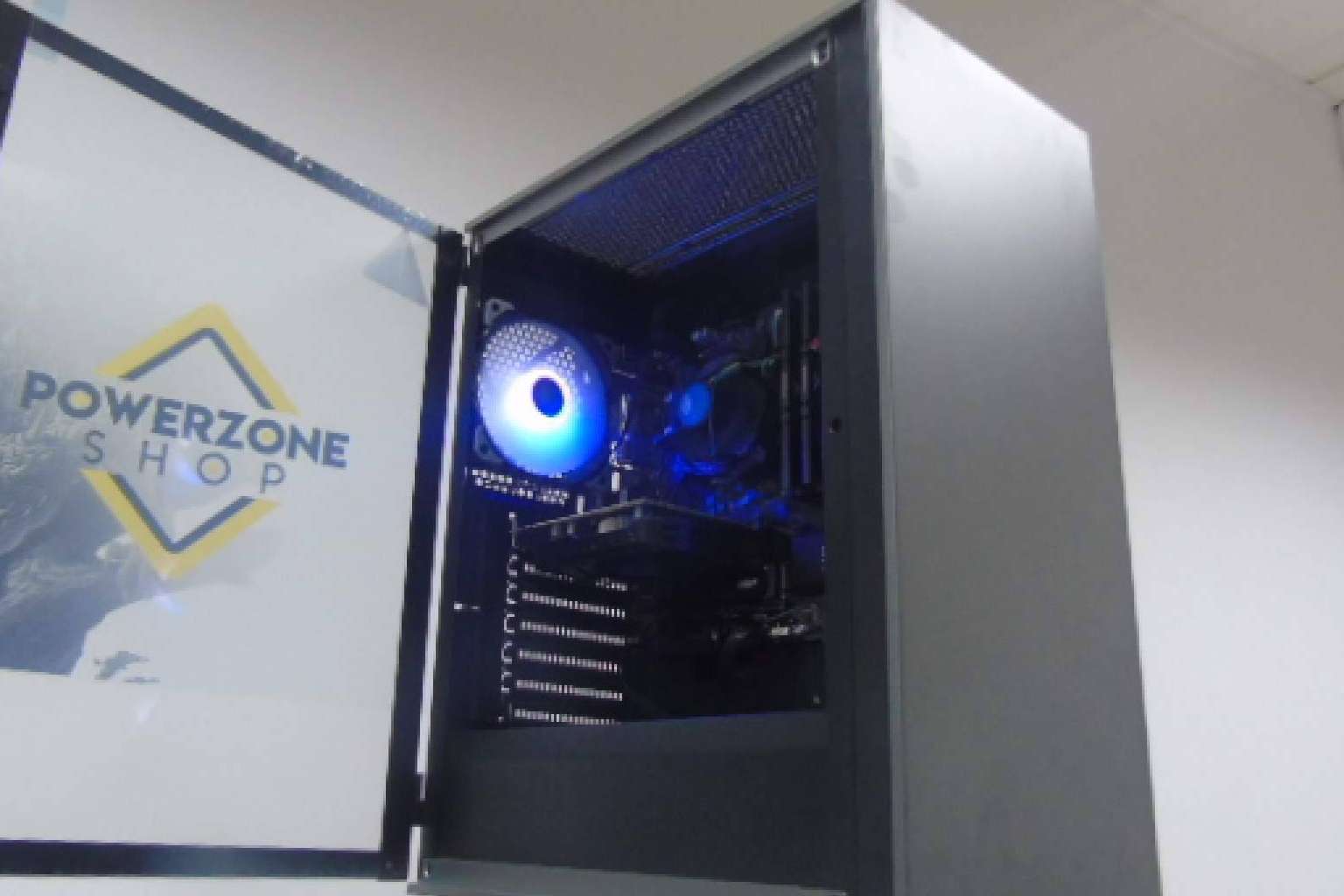 Variedad de PC para oficina con la firma PowerZone Shop