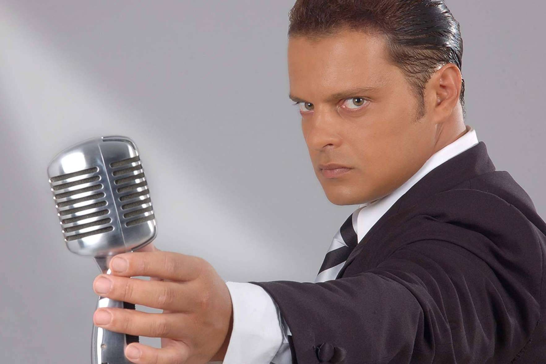 Originalidad, romanticismo y diversión en el show del imitador de Luis Miguel