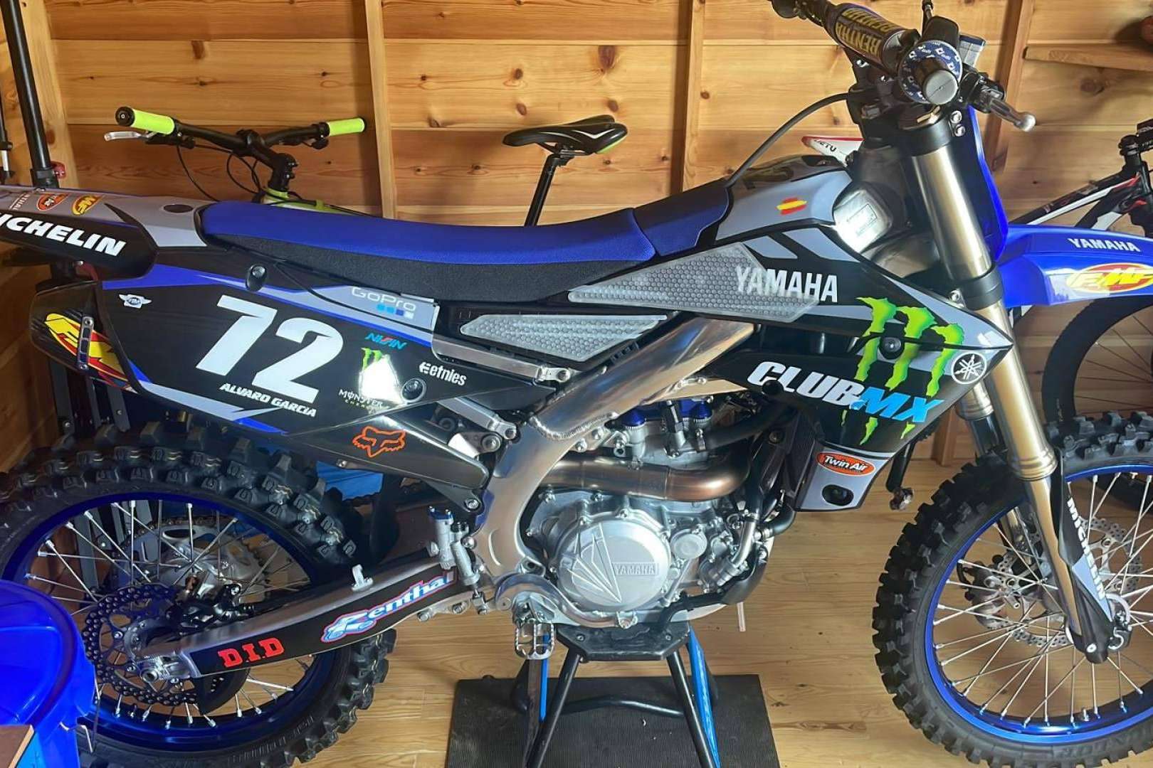 Adhesivos para motos offroad personalizables, de la mano de ADHESIVOSEMBARRADOS