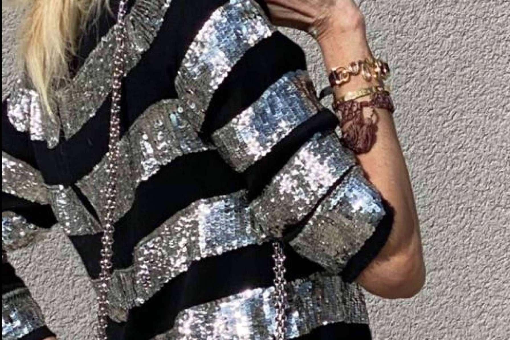 THANNAC y su vestido fashion de lentejuelas para el verano