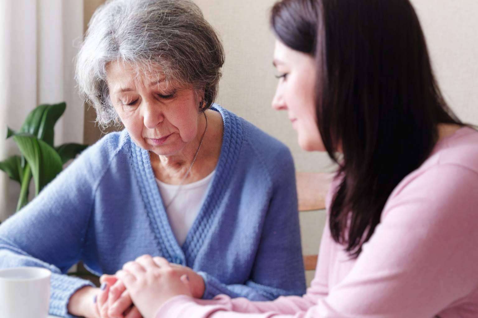 El desafío de cuidar a padres de la tercera edad. ¿Cuáles son las mejores opciones para las familias?
