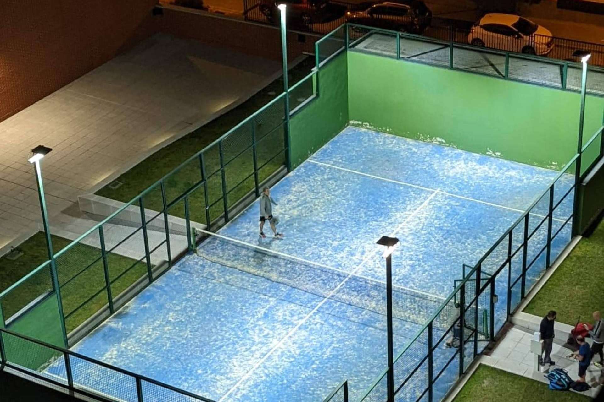 Iluminación de pistas de pádel en comunidades de vecinos con los focos ProTour de Óptima LED