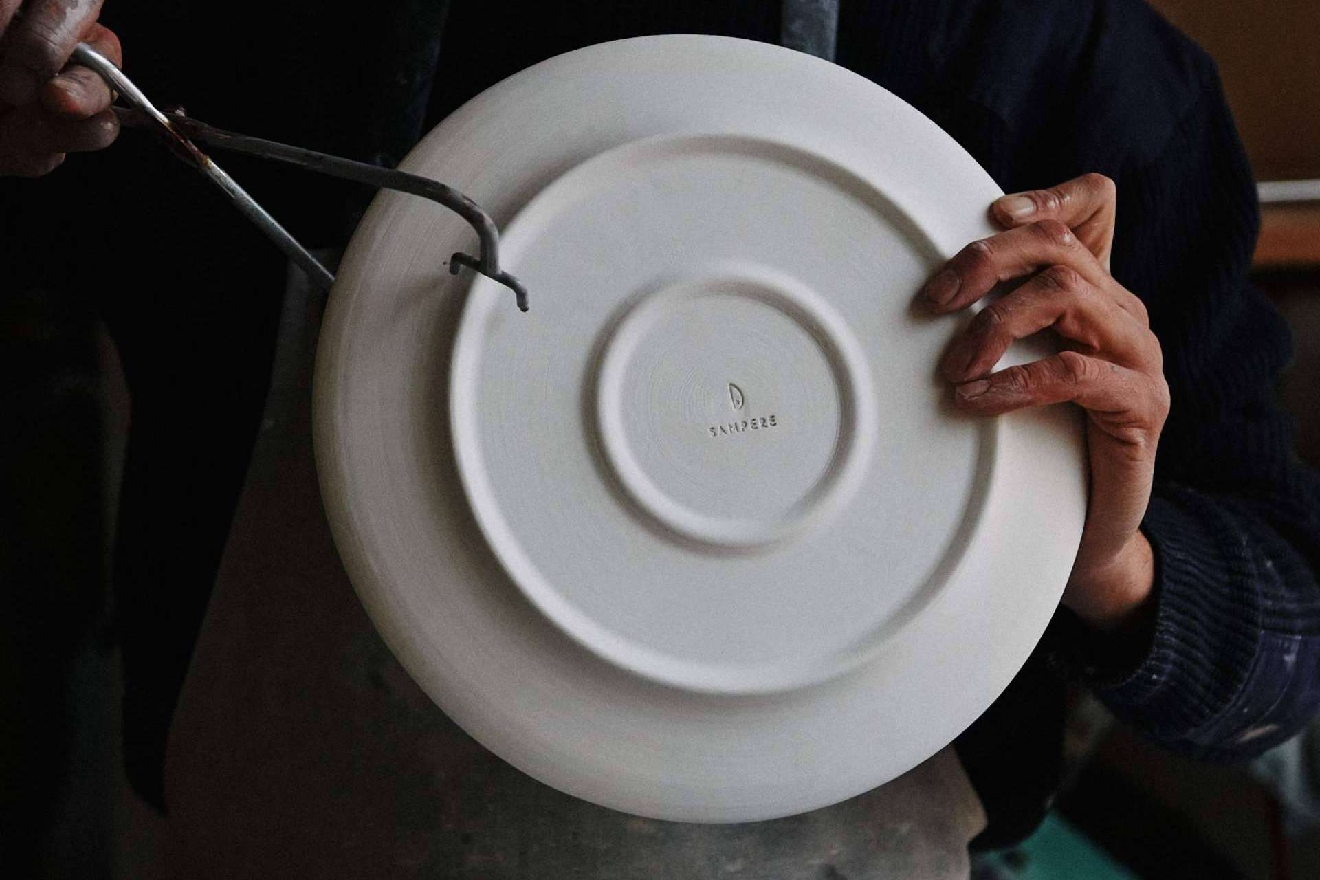 Artesanía con los platos de cerámica de Sampere