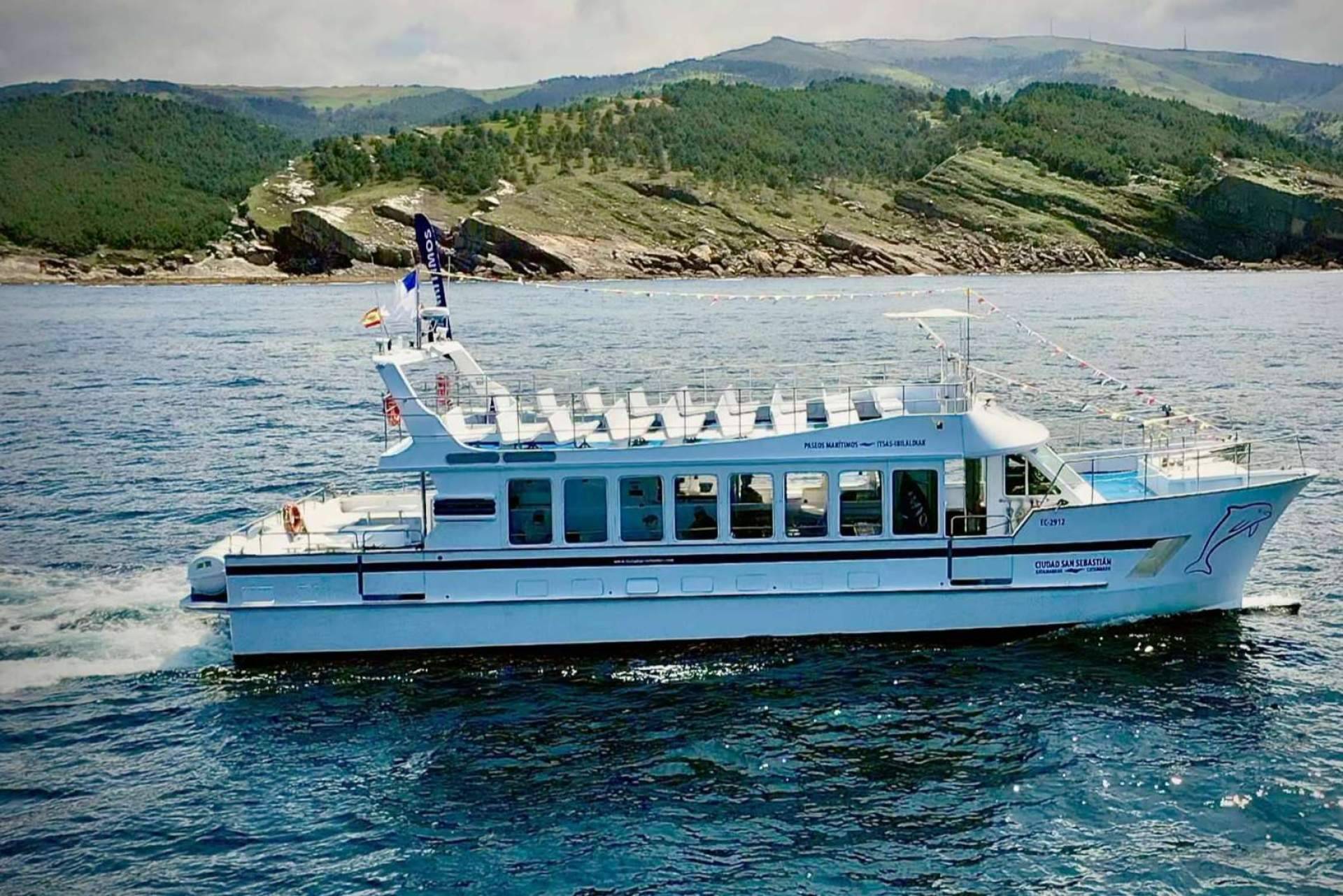 Disfrutar de excursiones por la costa del Cantábrico a bordo del Catamarán 'Ciudad San Sebastián'