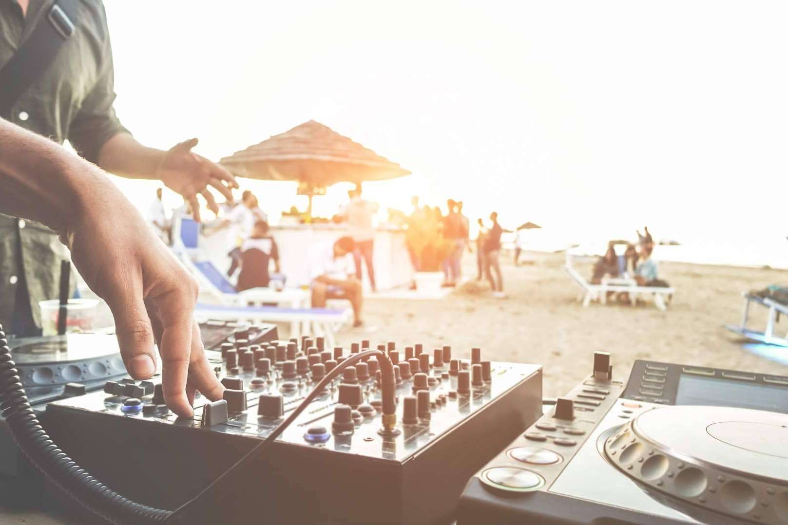 Taztú, empresa constructora e instaladora técnica de iluminación y sonido para beach club