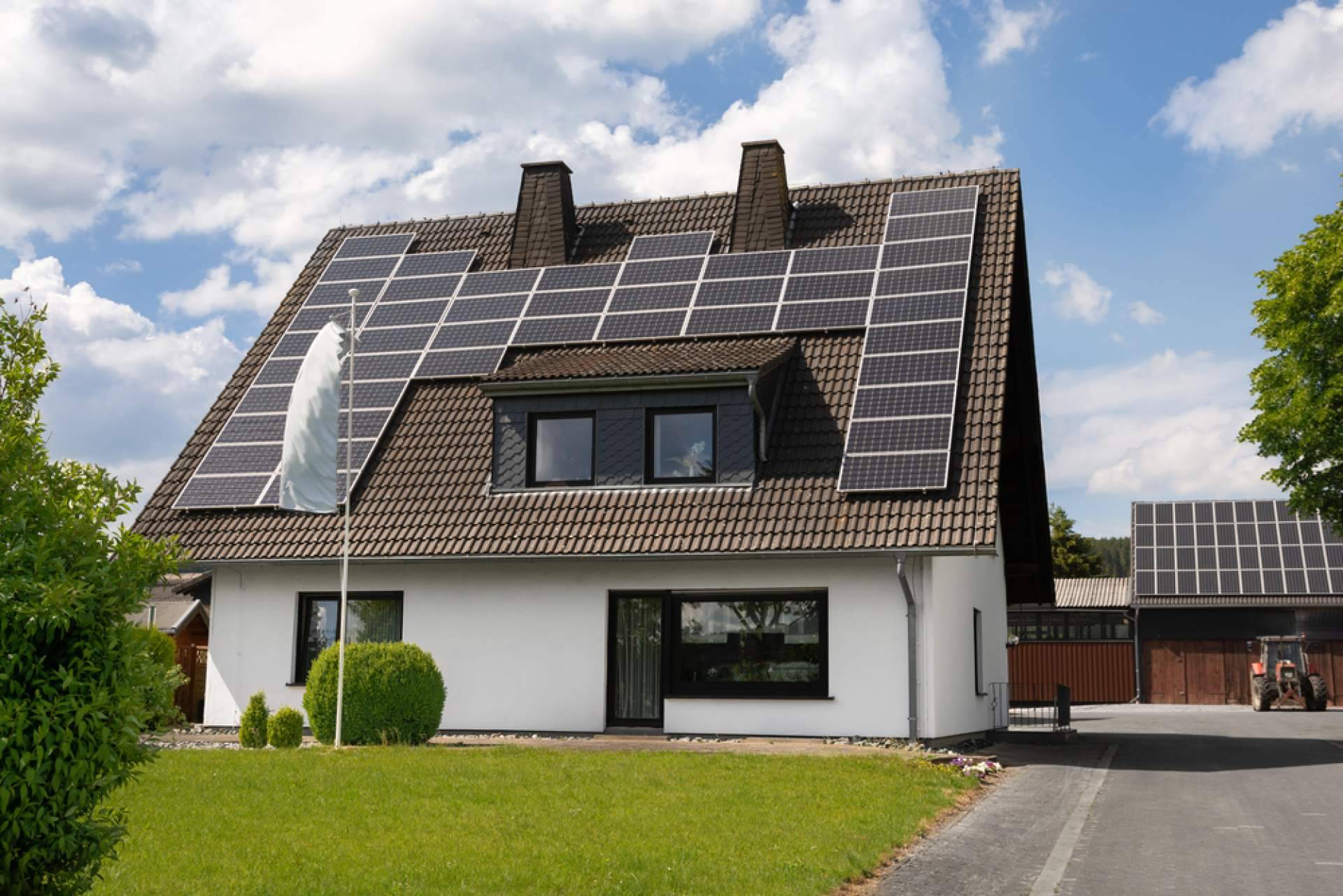 Con la propuesta de placas solares  de AhorraentuLuz se puede conseguir una factura de luz a 0 €