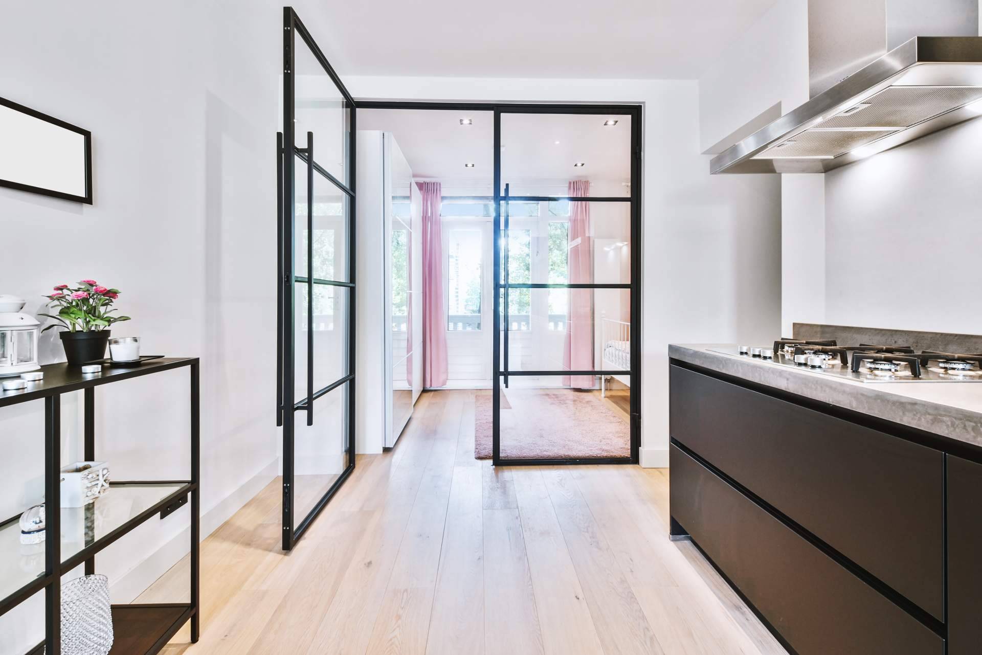 Sustituir las puertas interiores por cristal abatible, de la mano de Fácil Reformas