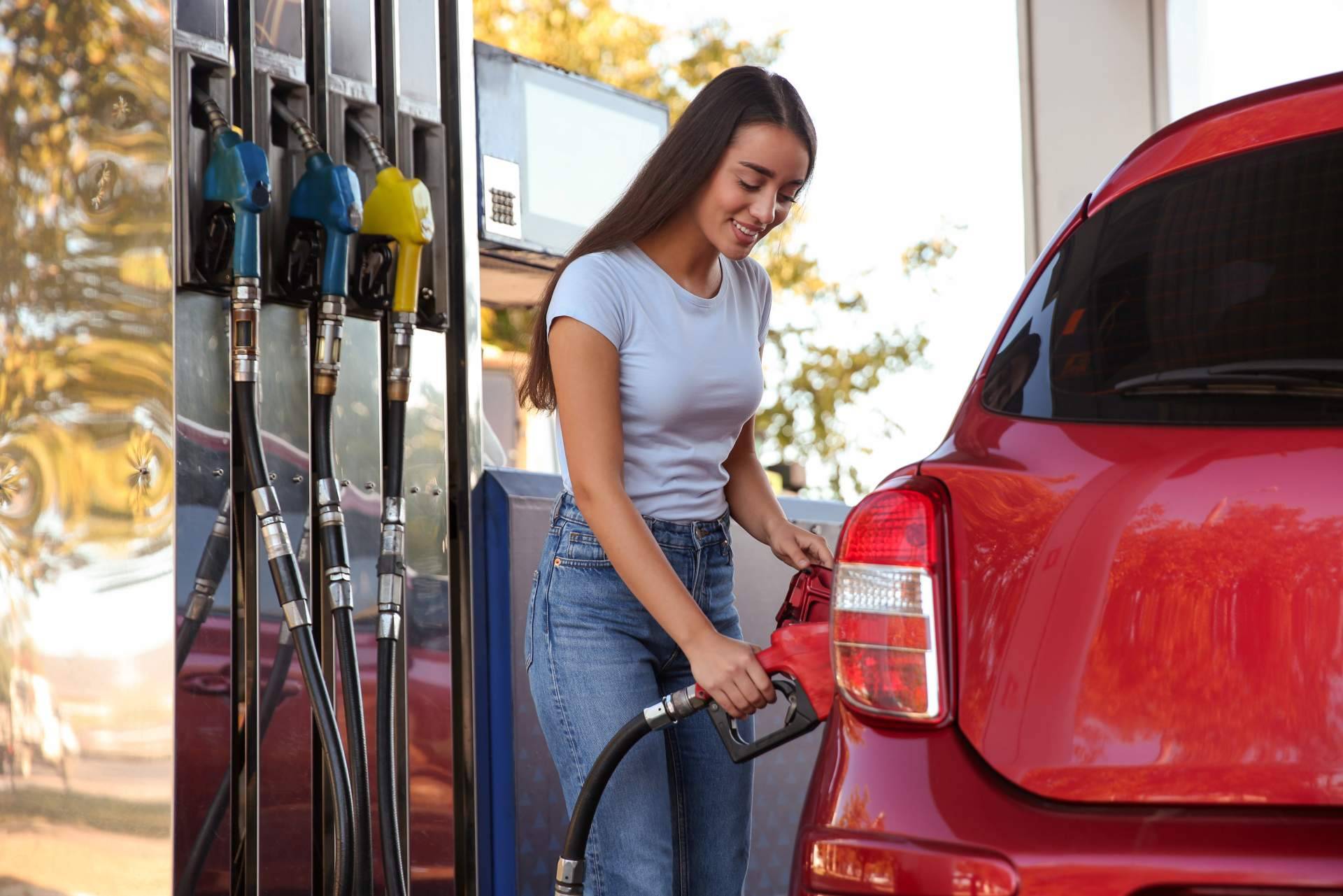 Ahorrar combustible en un coche con los consejos de Enginer
