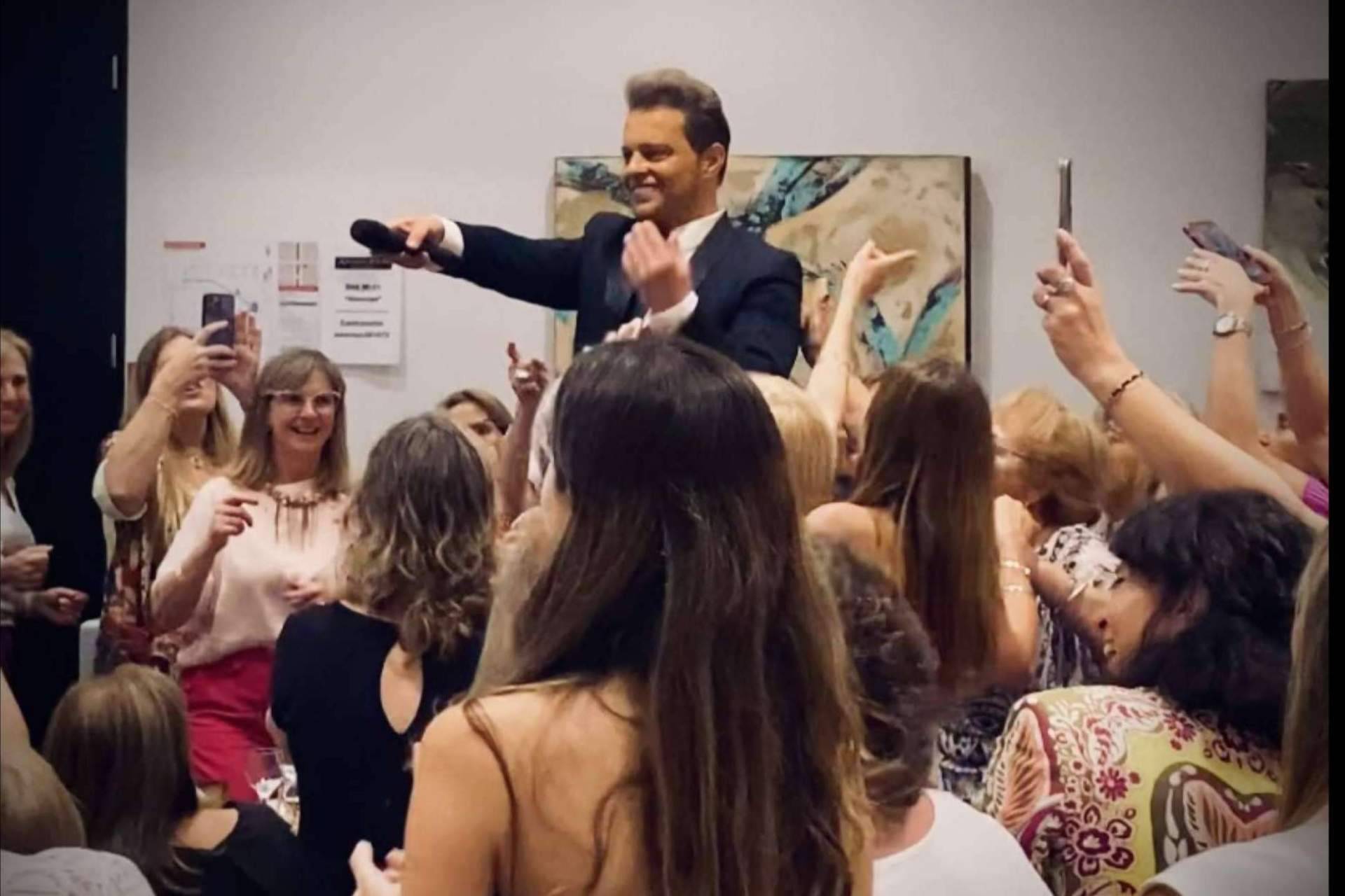 Animación de fiestas en vivo con el imitador de Luis Miguel, Guillermo Elías