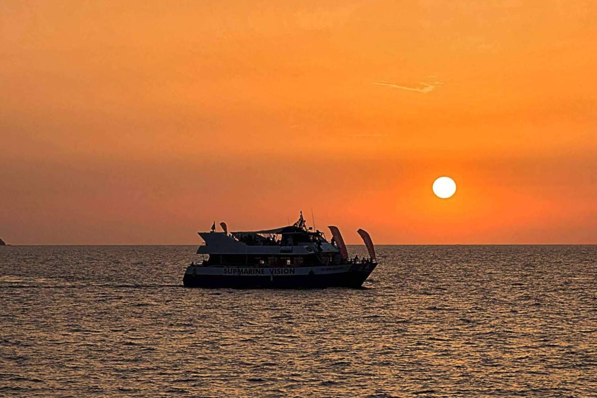 Crucero fiestero en Ibiza desde San Antonio con Float Your Boat