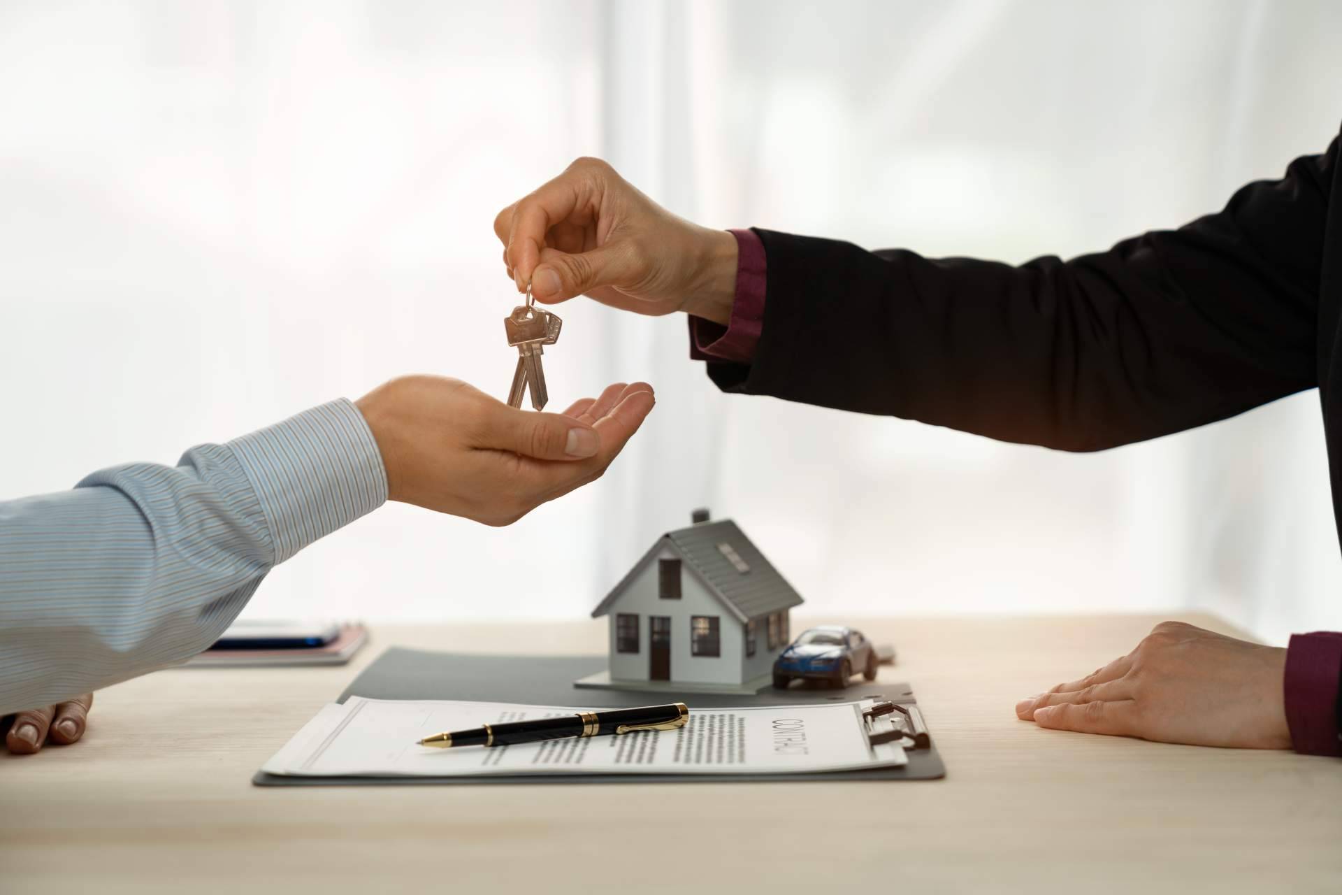 Quién paga la comisión a la inmobiliaria en Inmoversion