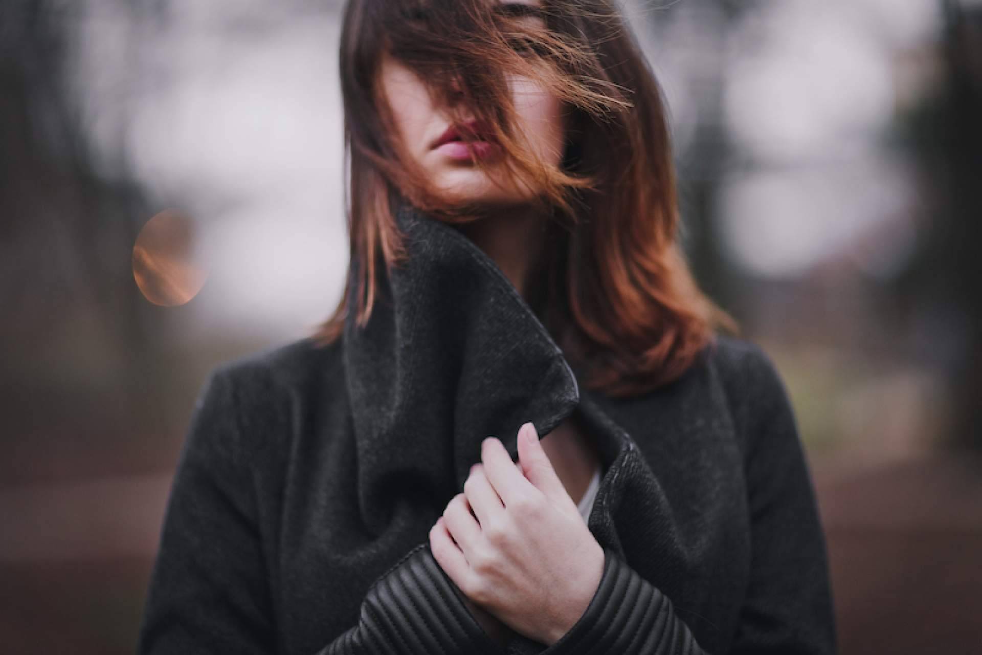 Tratar la humedad en invierno en el cabello con el alisado brasileño de VegLiss