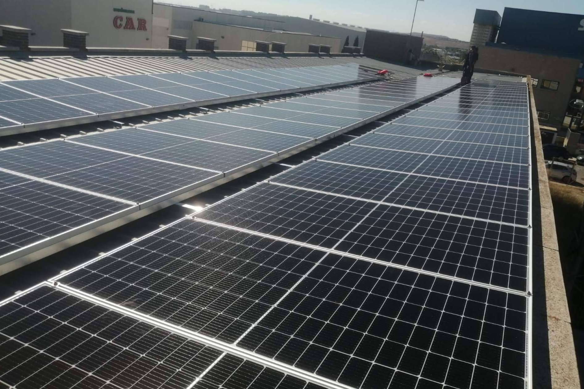 Biocay Energy recomienda instalar paneles solares en una industria o vivienda