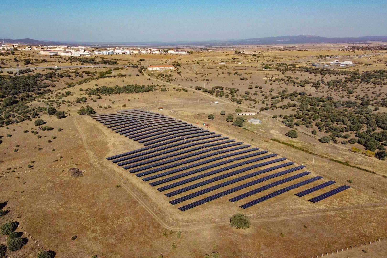 ¿Cómo la energía solar puede ser una solución sostenible para satisfacer las crecientes necesidades energéticas locales?