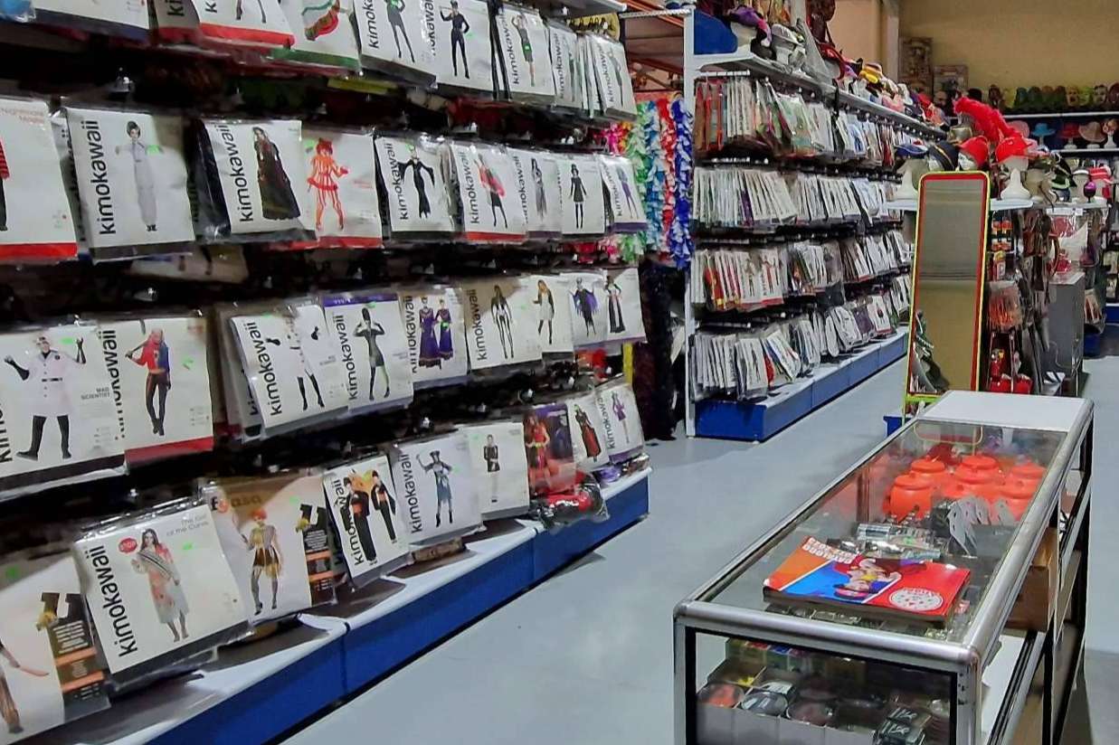 Descubrir un paraíso de color y creatividad, la tienda de Carnaval Almacenes Casa Ángel