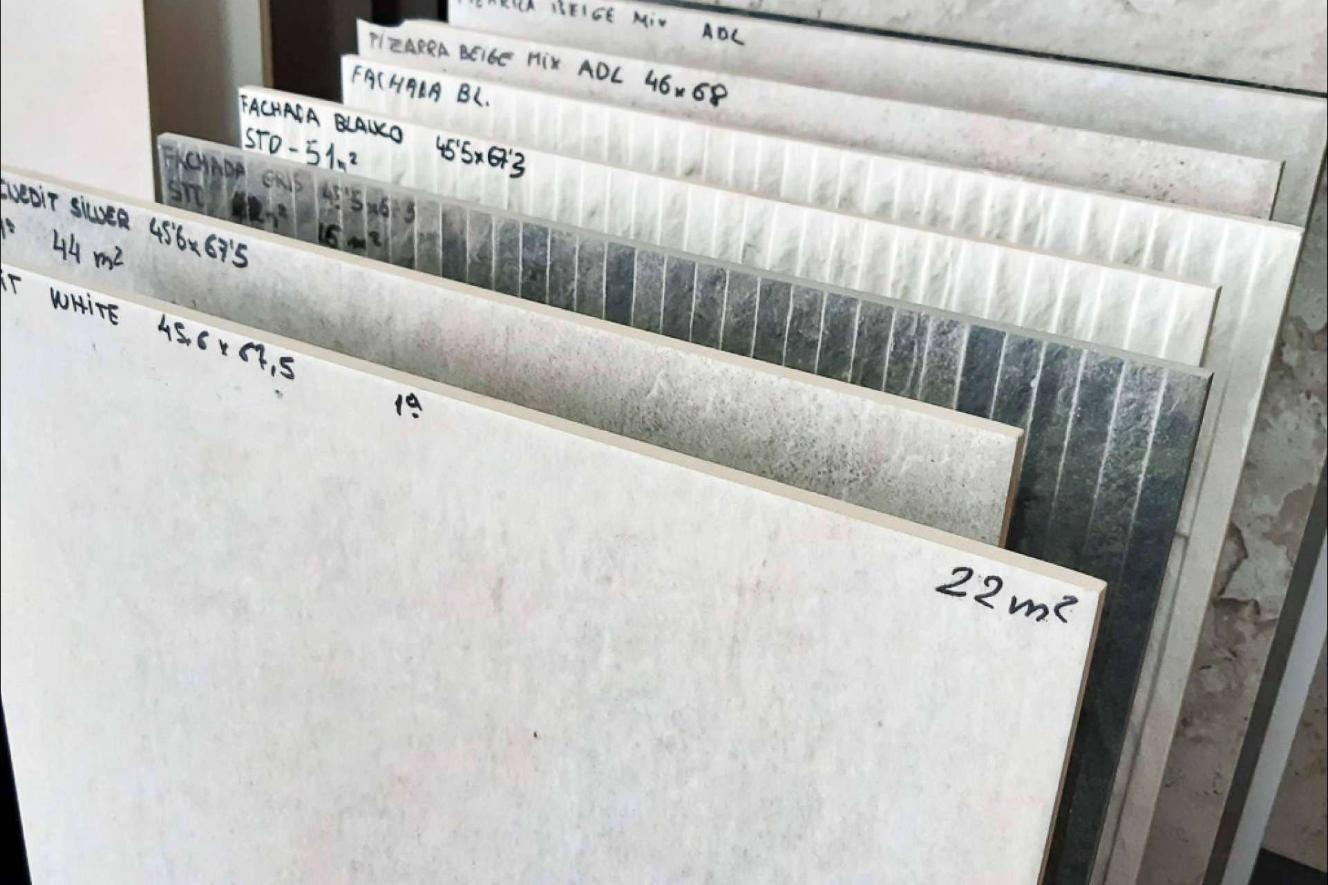 Artegres ofrece un extenso catálogo de azulejos de primeras marcas nacionales en liquidación