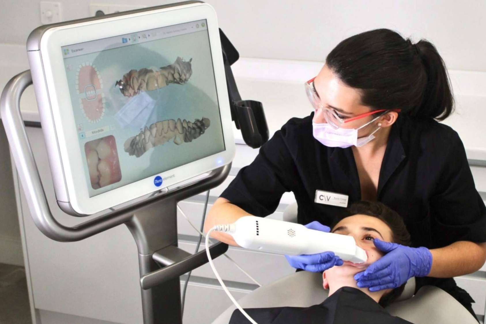 CLÍNICA CRISTINA VIYUELA + CO ofrece ortodoncia invisible Invisalign para la maloclusión dental