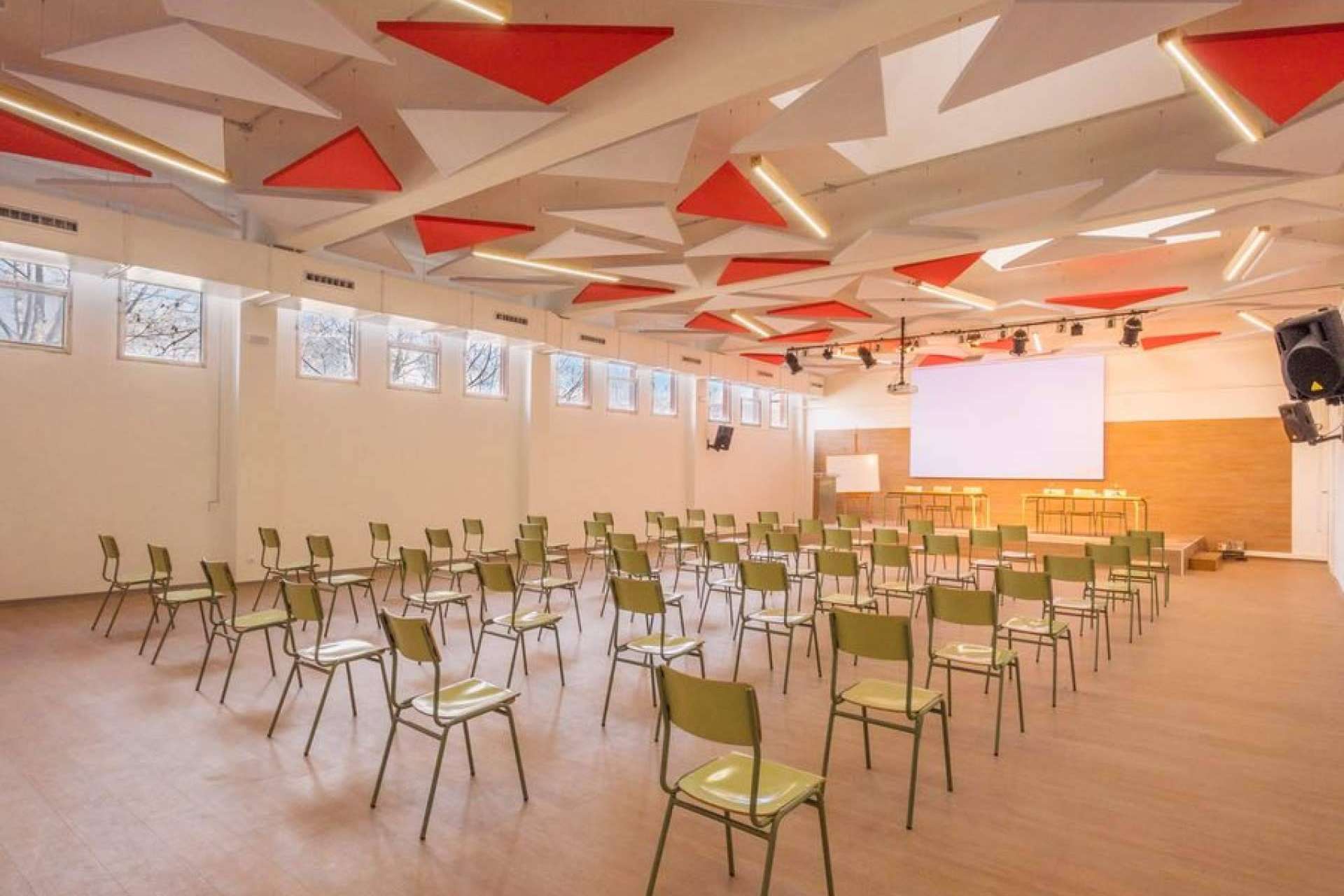 La importancia del bienestar acústico en los centros educativos