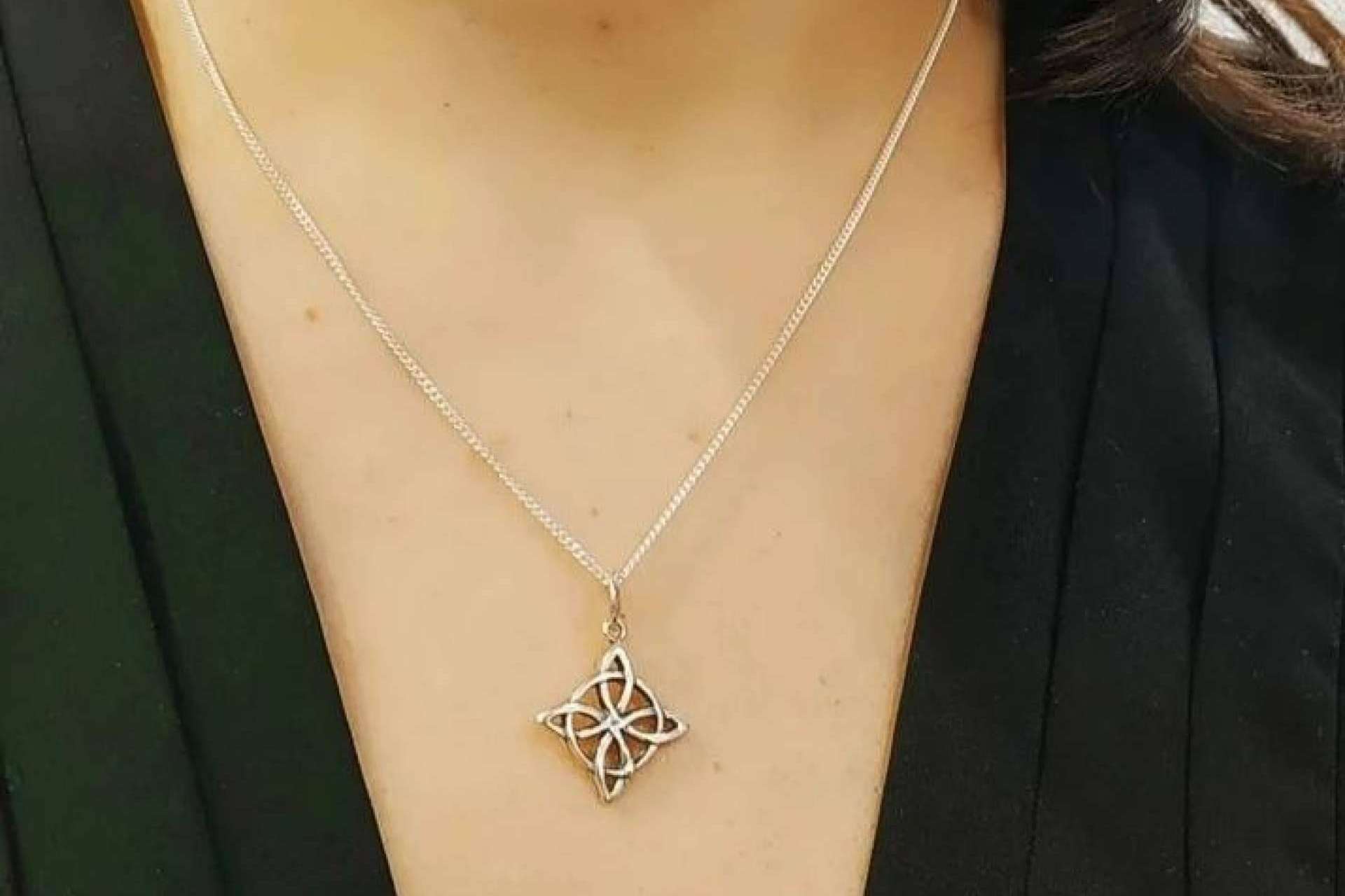 Colgantes de plata para añadir estilo a cualquier look este invierno