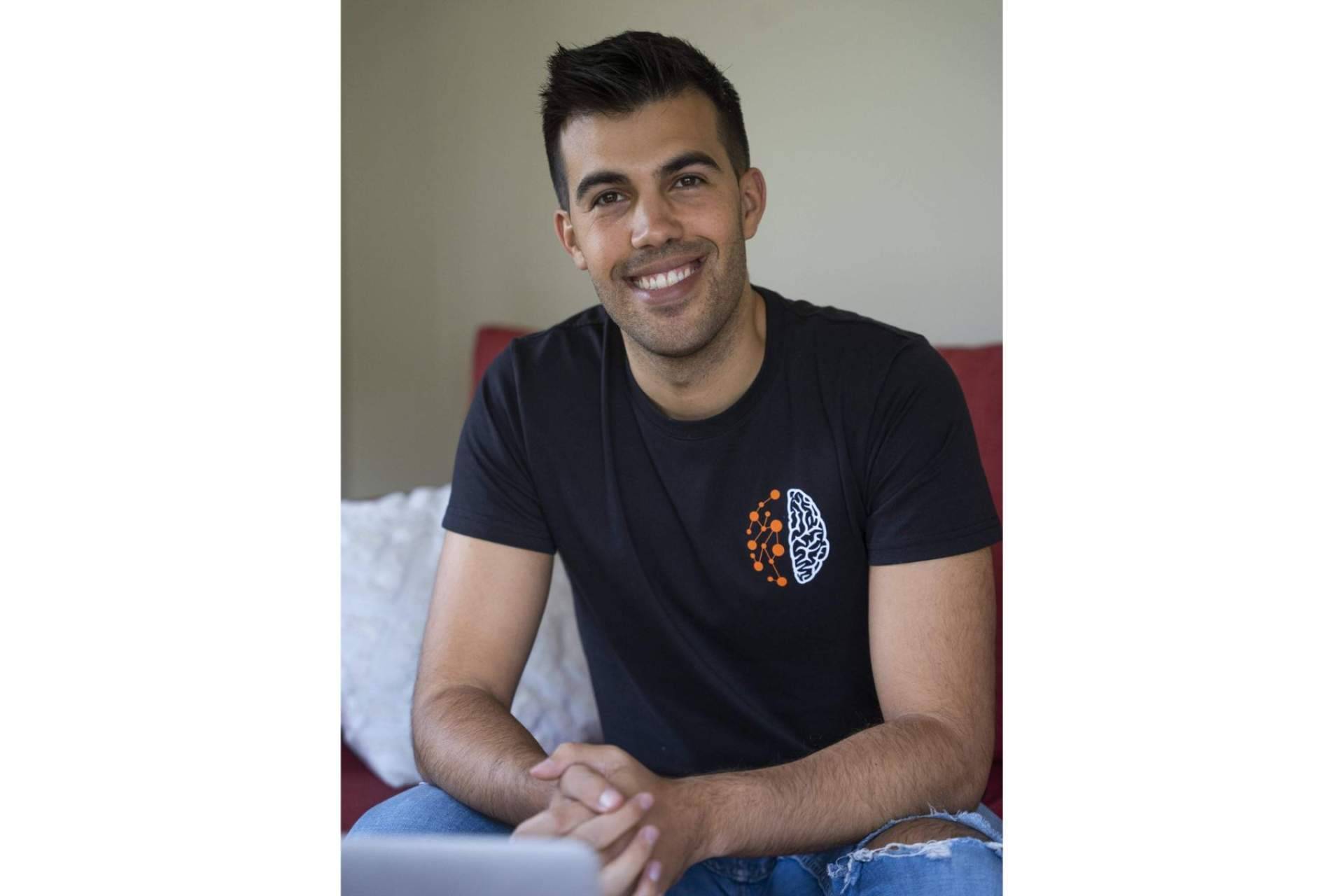 Joan López, director de la academia Potencia Tu Estudio, concede una entrevista