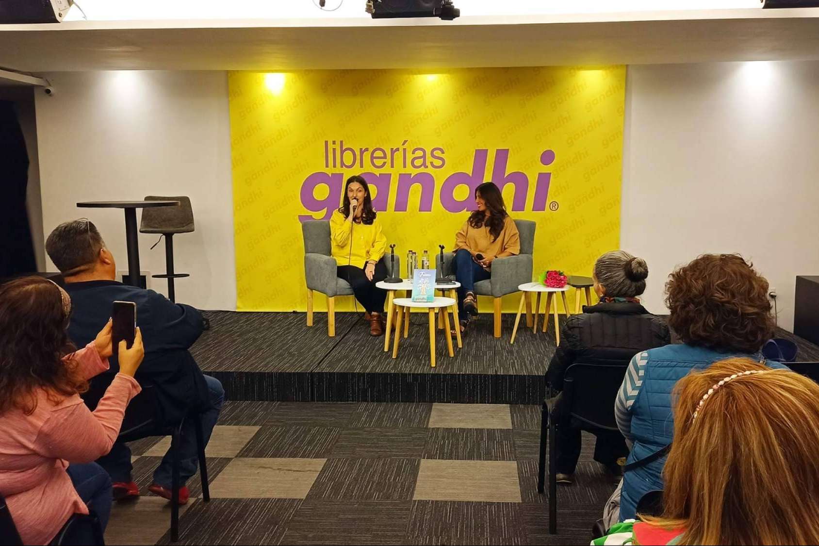 Cris Koro presenta en México el libro '7 semanas para renacer' con una gran acogida del público