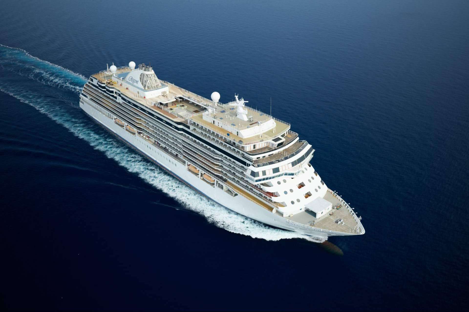 El bautizo del nuevo barco de Regent, Seven Seas Grandeur, incluye la presentación del primer huevo de Fabergé en el mar