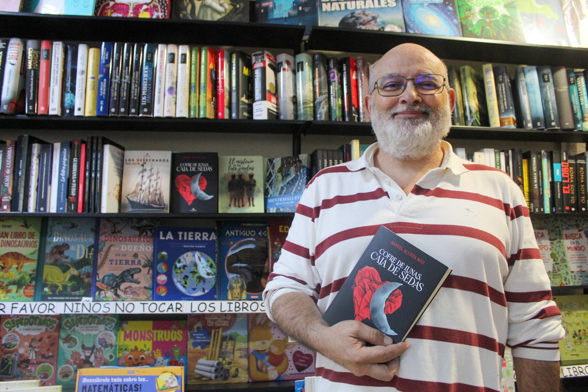 Manuel Acosta Más se dirige a los que 'luchan cada día por ser ellos mismos' mediante su libro 'Cofre de lunas, caja de sedas'