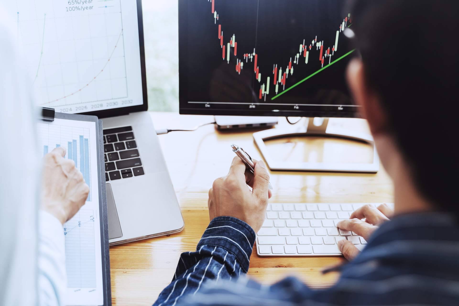 Bombilla Amarilla sobre la importancia de tener un negocio digitalizado realizando acciones de marketing