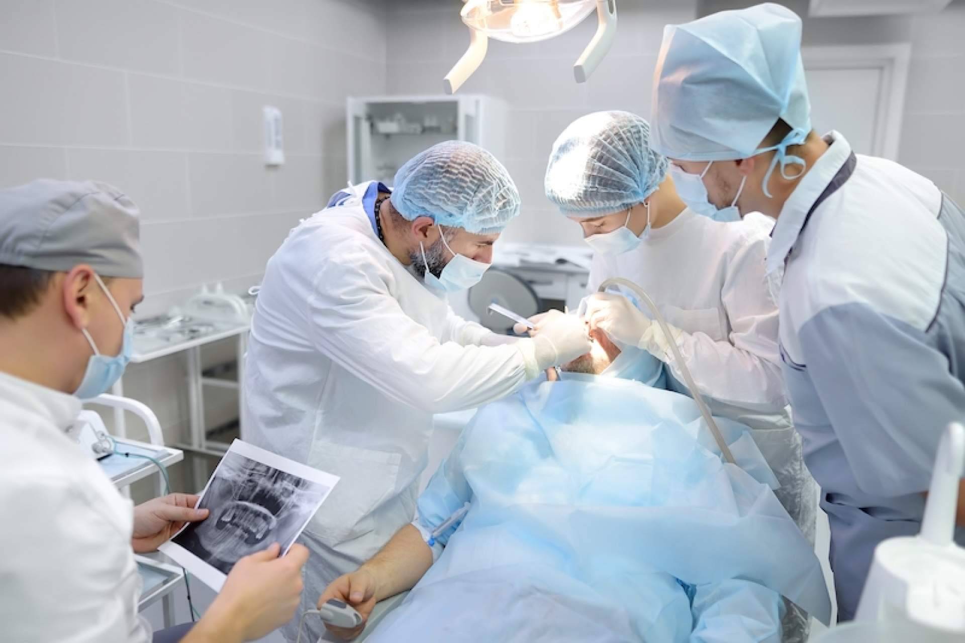 Servicios especializados en cirugía bucal-maxilofacial e implantes, con Cibumaxi