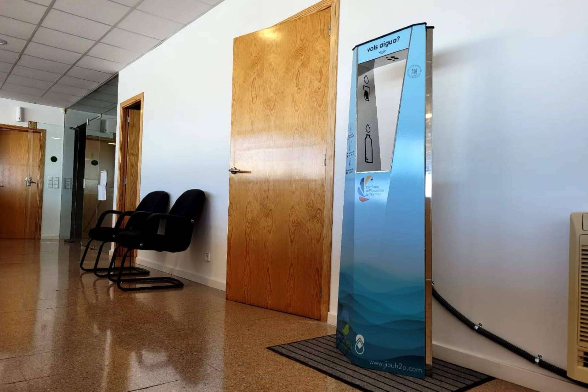 Ahorro económico; las ventajas de implementar un dispensador de agua Jibu H2O en oficinas y otros espacios