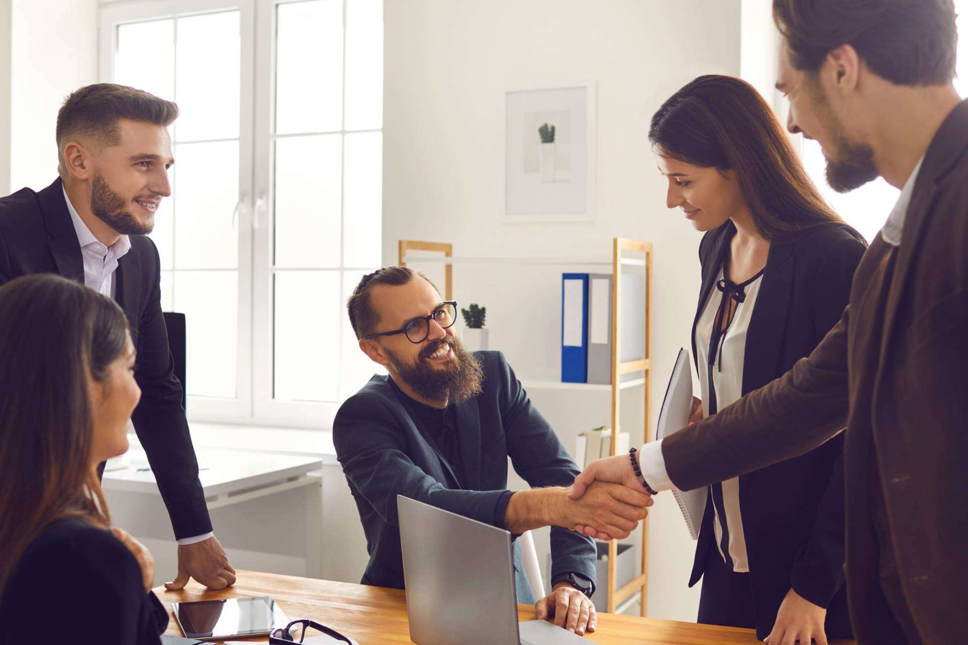 Oportunidades estratégicas en el sector hotelero con los programas de partners EISI SOFT
