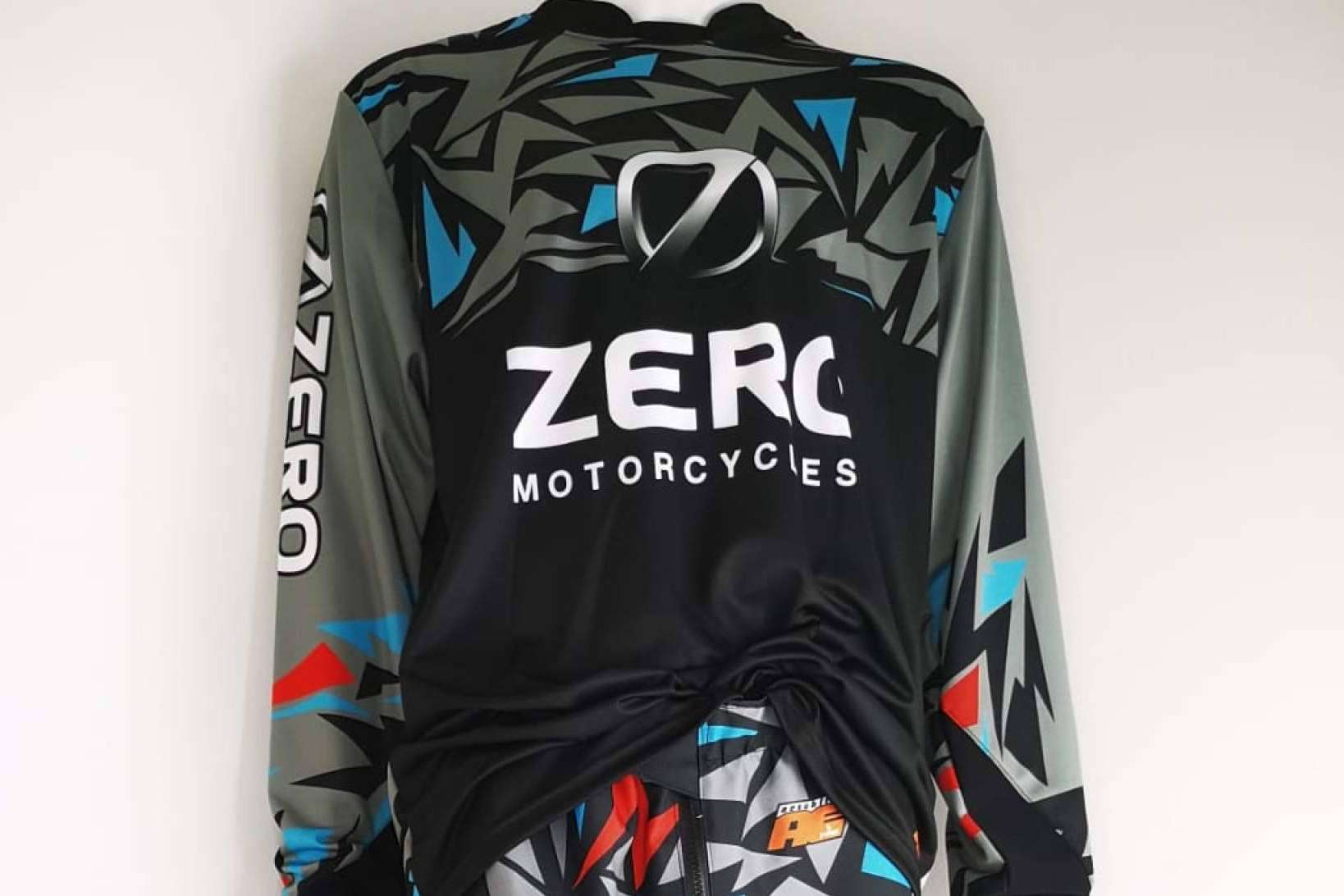 La importancia de la ropa personalizada en el mundo del motocross, con ADHESIVOSEMBARRADOS