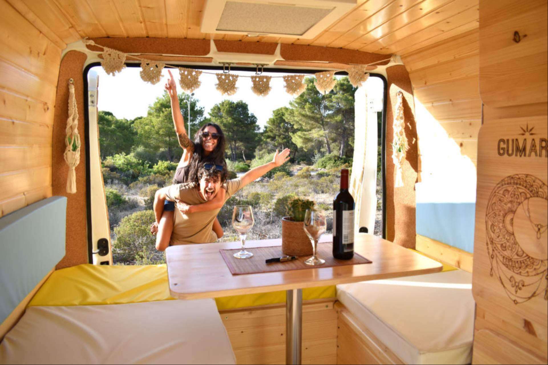 Servicio de alquiler de furgonetas camperizadas para conocer la isla de Mallorca, de la mano de Gumara Camper
