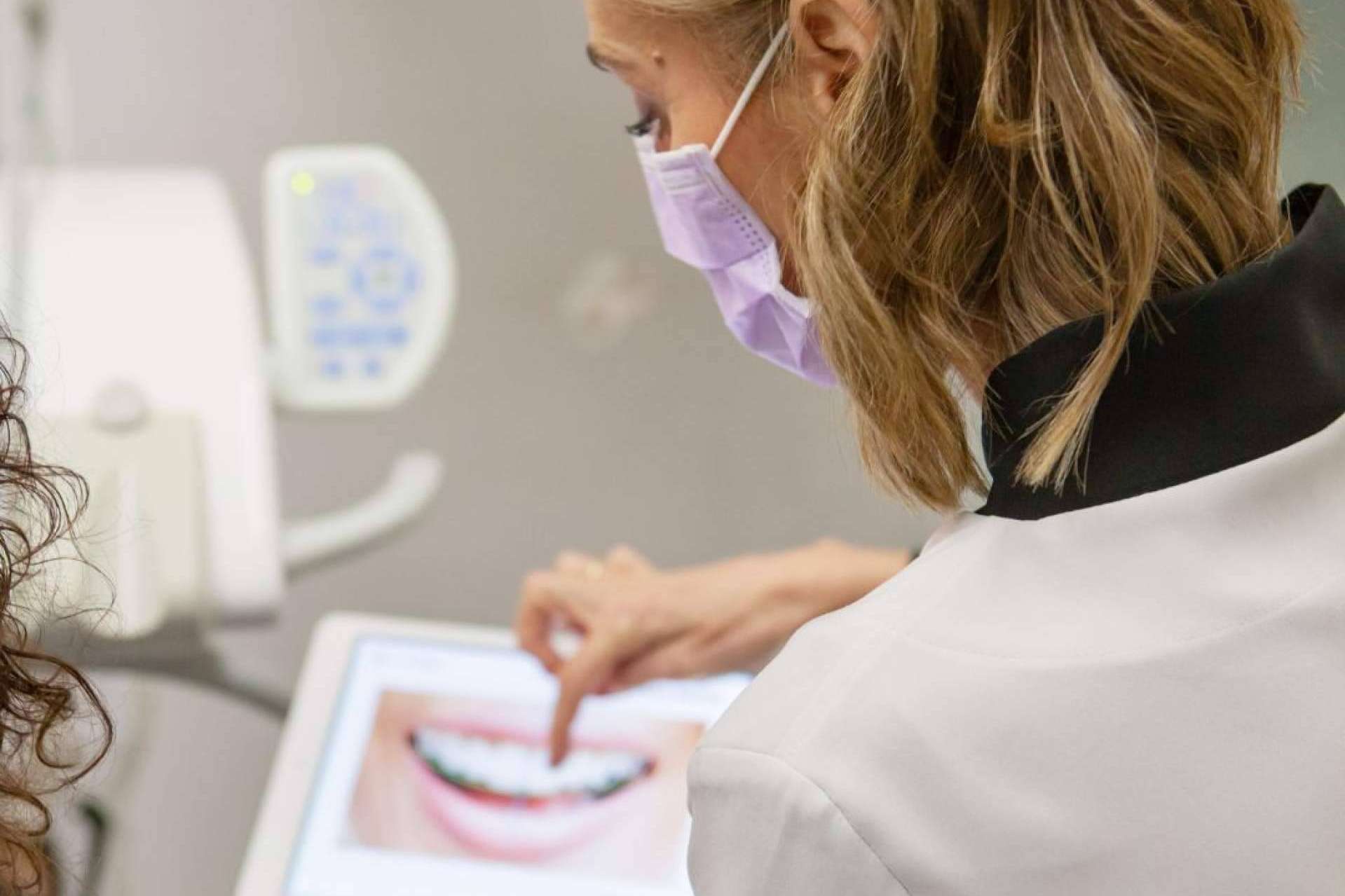 ¿Qué diferencia a un ortodoncista de otro en la ortodoncia invisible con la técnica Invisalign?, por Doctora Viyuela