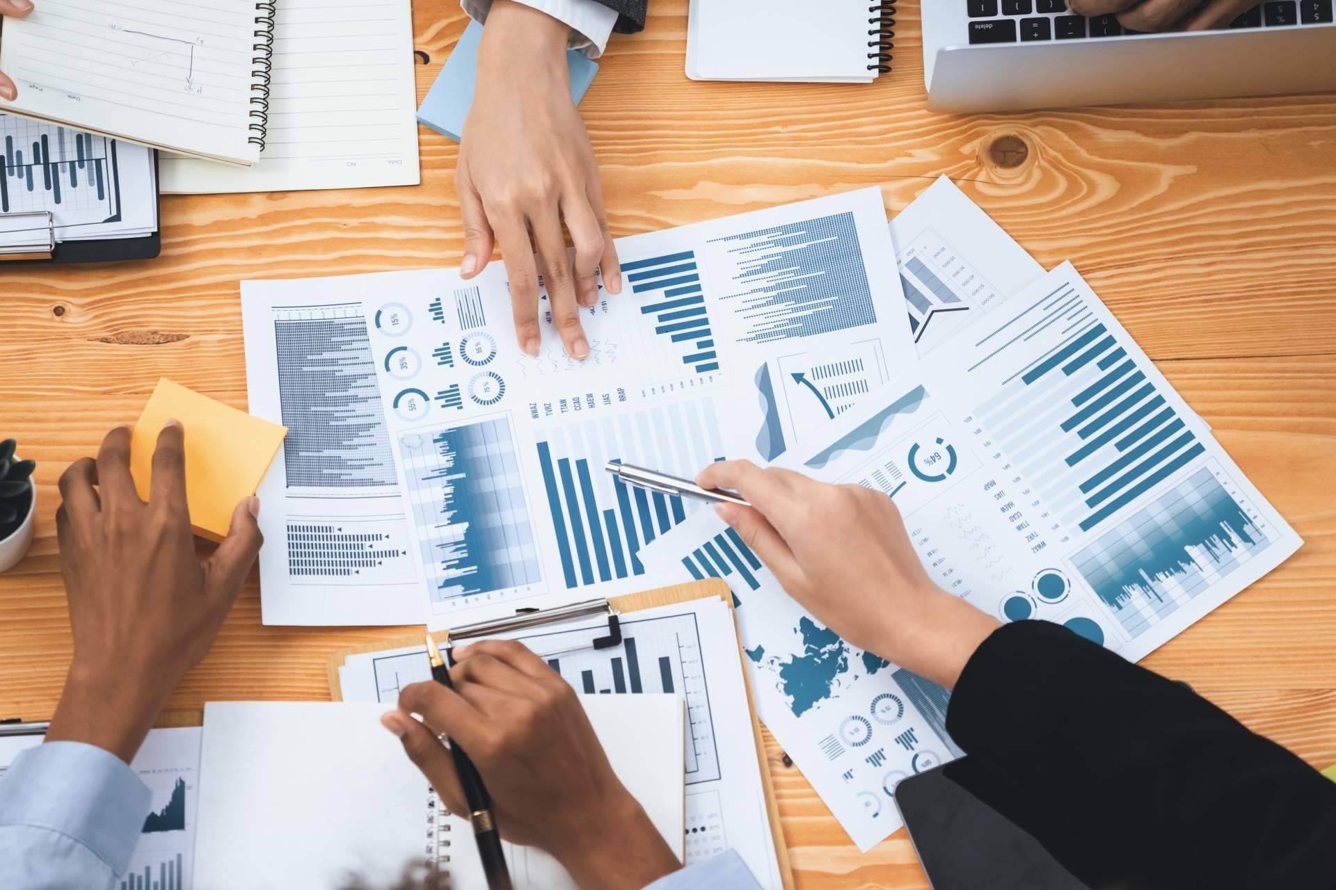 ¿Por qué el trabajo híbrido es clave para la eficiencia financiera según directores financieros?
