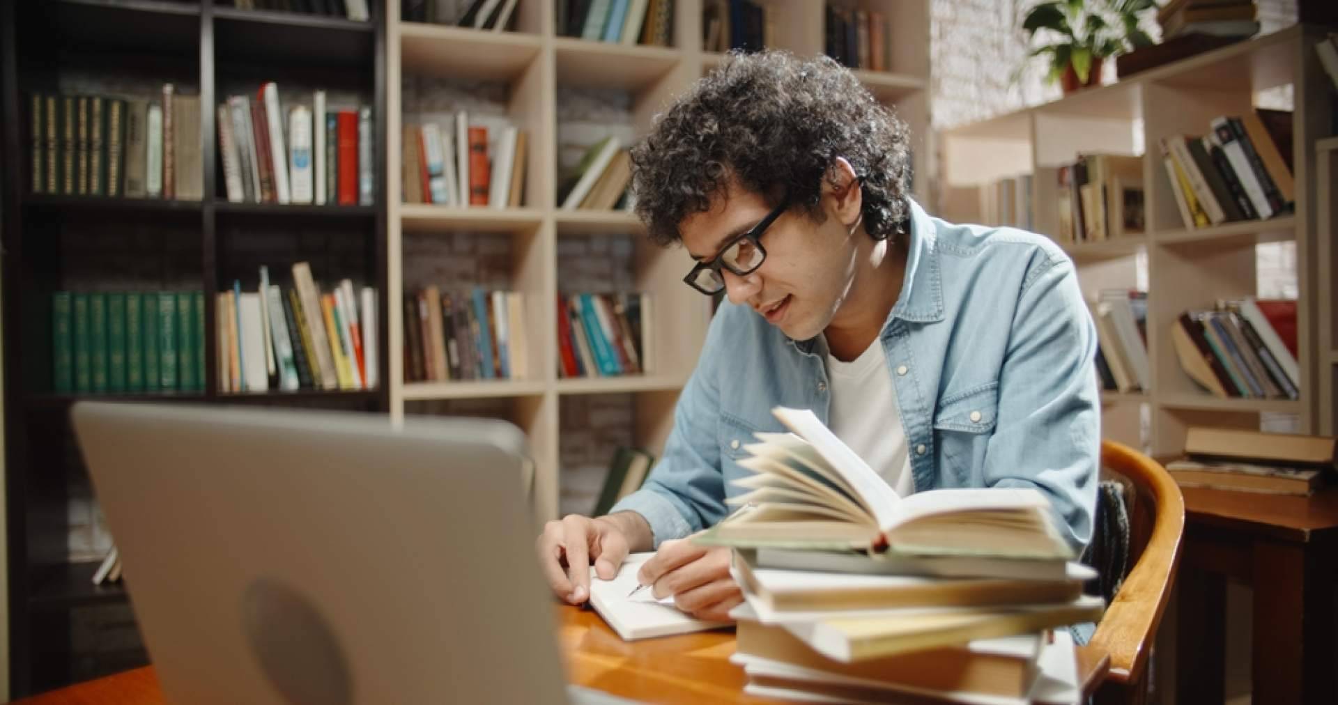 Aprender todo sobre las fuentes de información científica en Ayuda Universitaria Cum Laude
