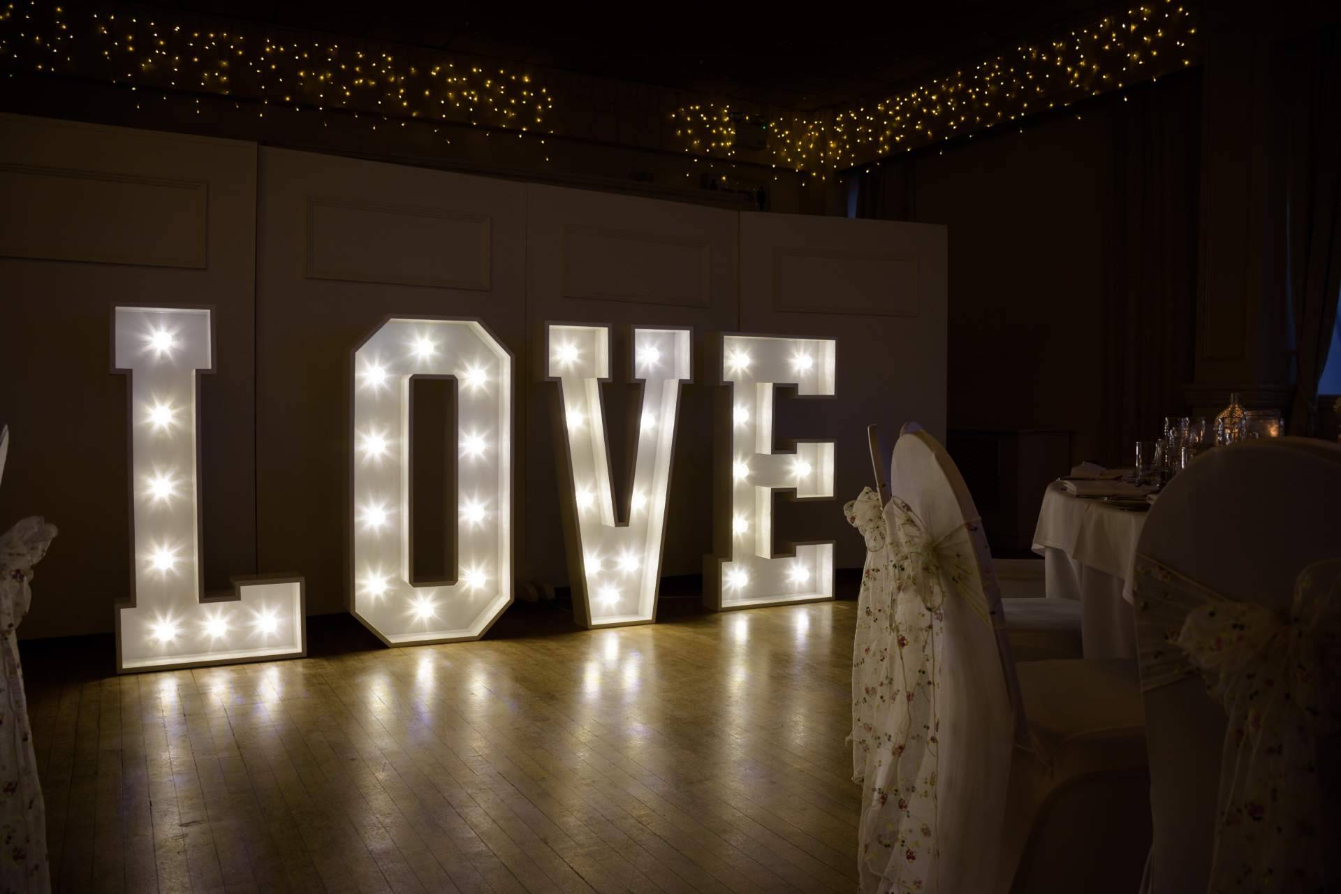 BCN LETTERS dispone de letras luminosas para bodas